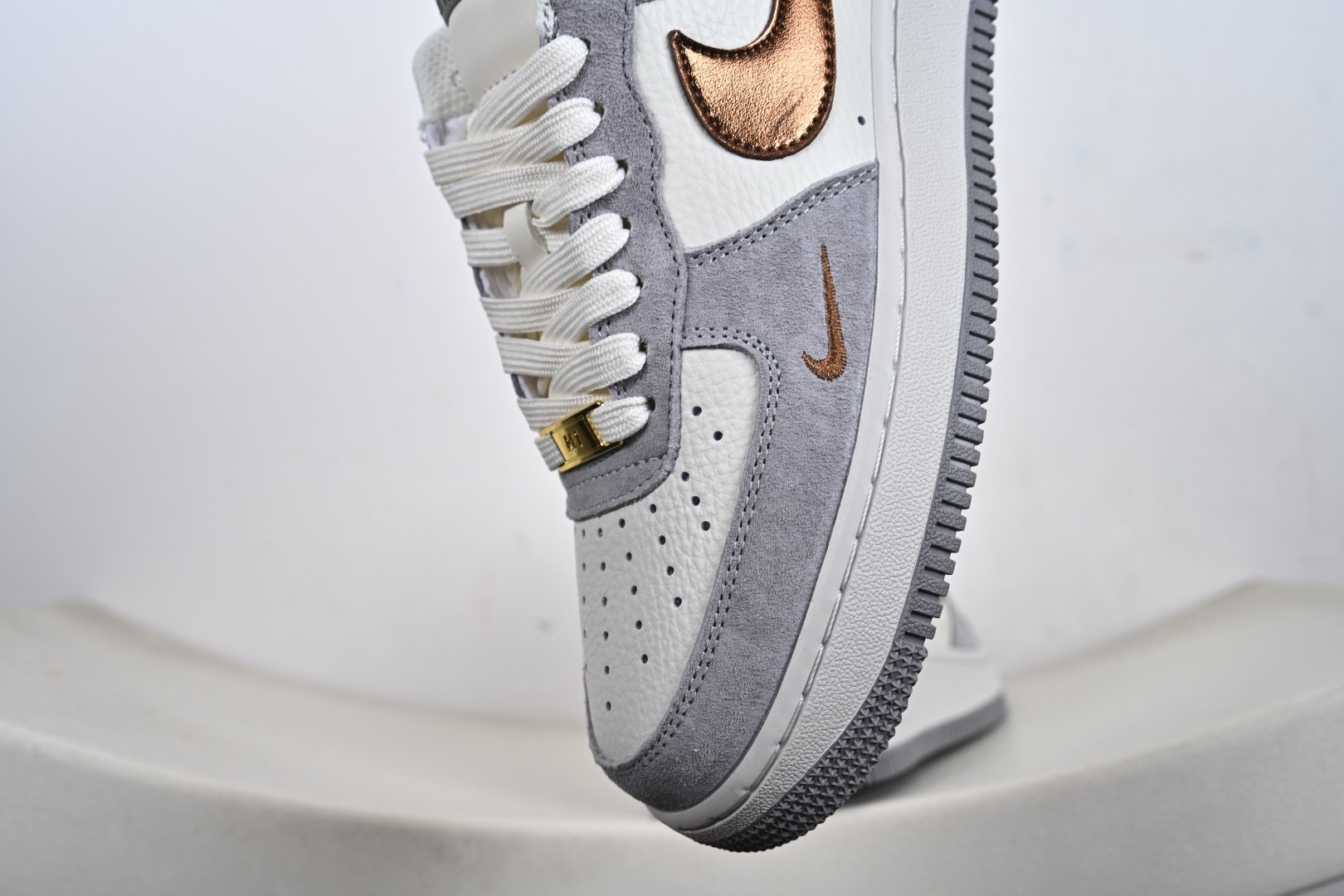 240 定制版 Nk Air Force 1 '07 Low 奶白灰金 空军一号低帮 运动鞋 休闲鞋 DV5477-007-Chinese UA Cheap High Quatity Brand Clothes Bags handbags Sneakers wholesale wholesaler seller from China Factory suppliers Fashion Clothing Shoes best Quality Beautiful Price 240 定制版 Nk Air Force 1 '07 Low 奶白灰金 空军一号低帮 运动鞋 休闲鞋 DV5477-007
