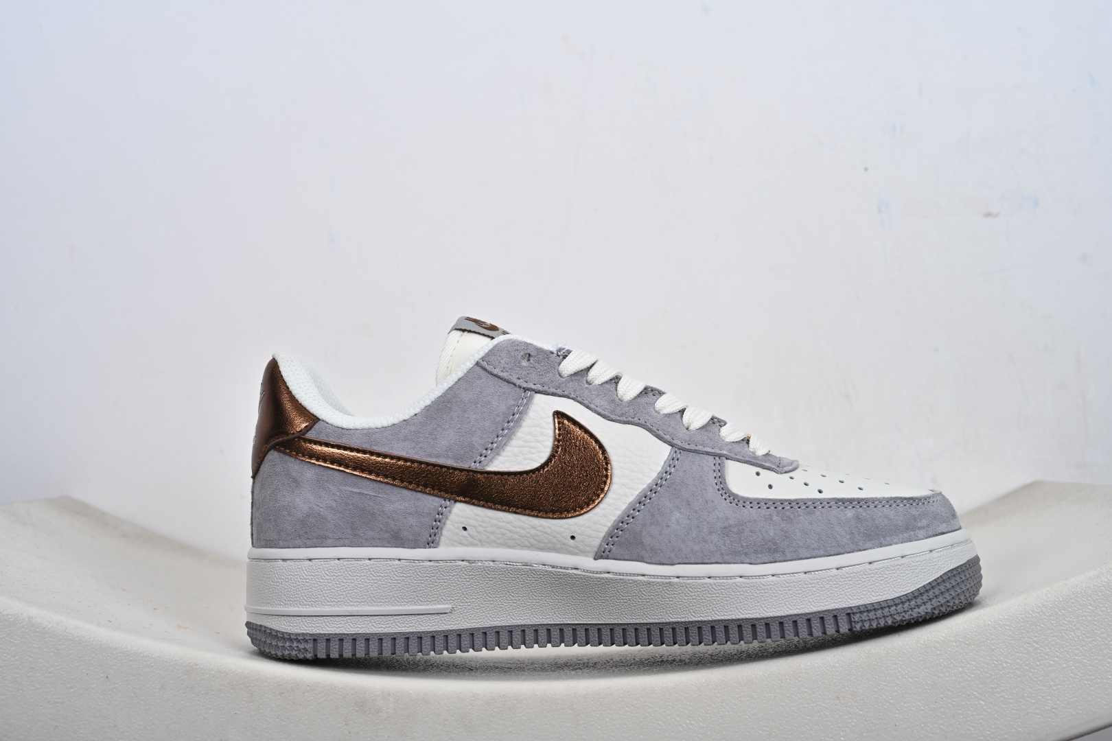 240 定制版 Nk Air Force 1 '07 Low 奶白灰金 空军一号低帮 运动鞋 休闲鞋 DV5477-007-Chinese UA Cheap High Quatity Brand Clothes Bags handbags Sneakers wholesale wholesaler seller from China Factory suppliers Fashion Clothing Shoes best Quality Beautiful Price 240 定制版 Nk Air Force 1 '07 Low 奶白灰金 空军一号低帮 运动鞋 休闲鞋 DV5477-007