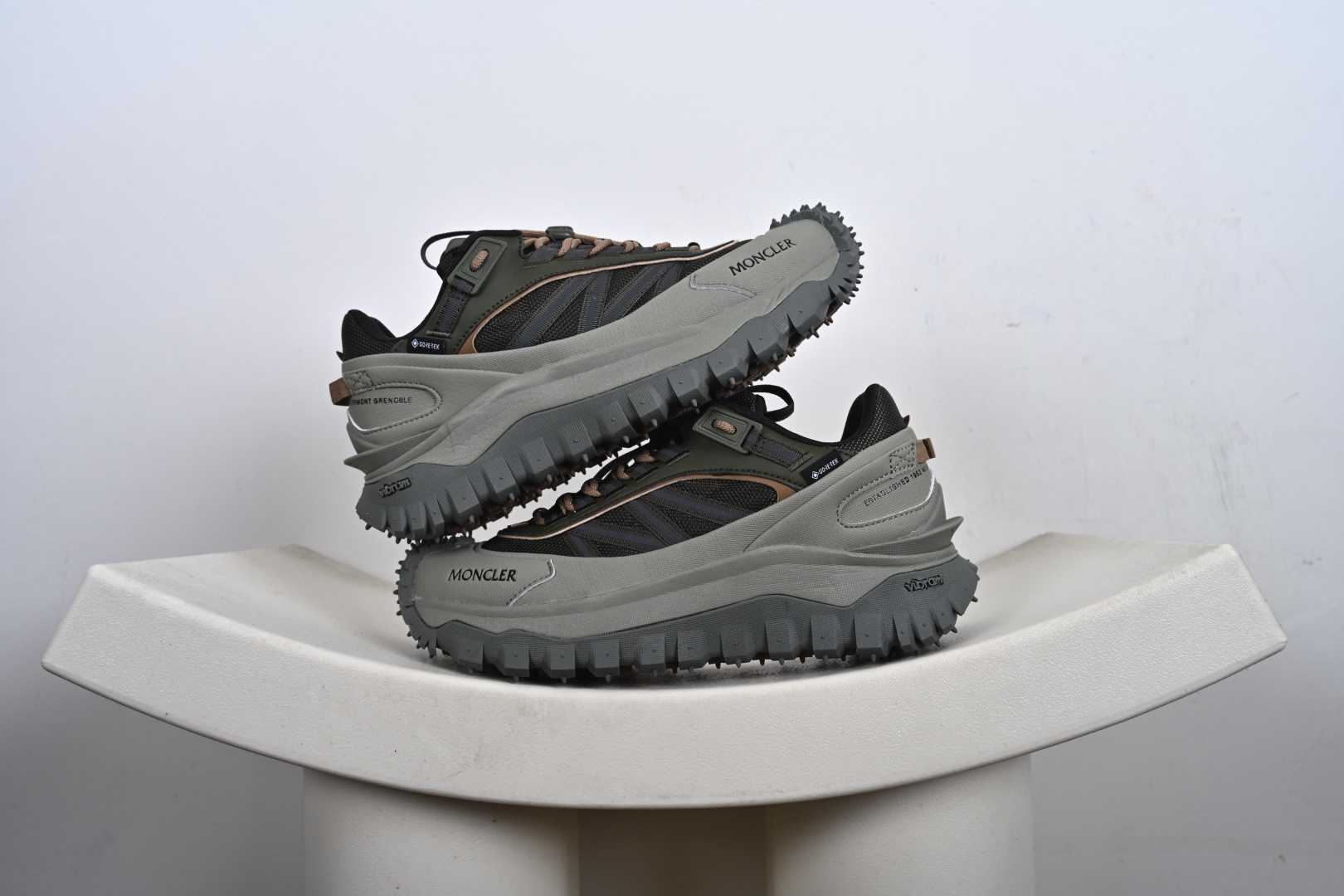 Moncler Trailgrip Gore-Tex 蒙口 越野旅行系列低帮厚底轻量户外登山运动鞋 K209MM M00330 M7208 Moncler Trailgrip Gore-Tex 蒙口 越野旅行系列低帮厚底轻量户外登山运动鞋 K209MM M00330 M7208