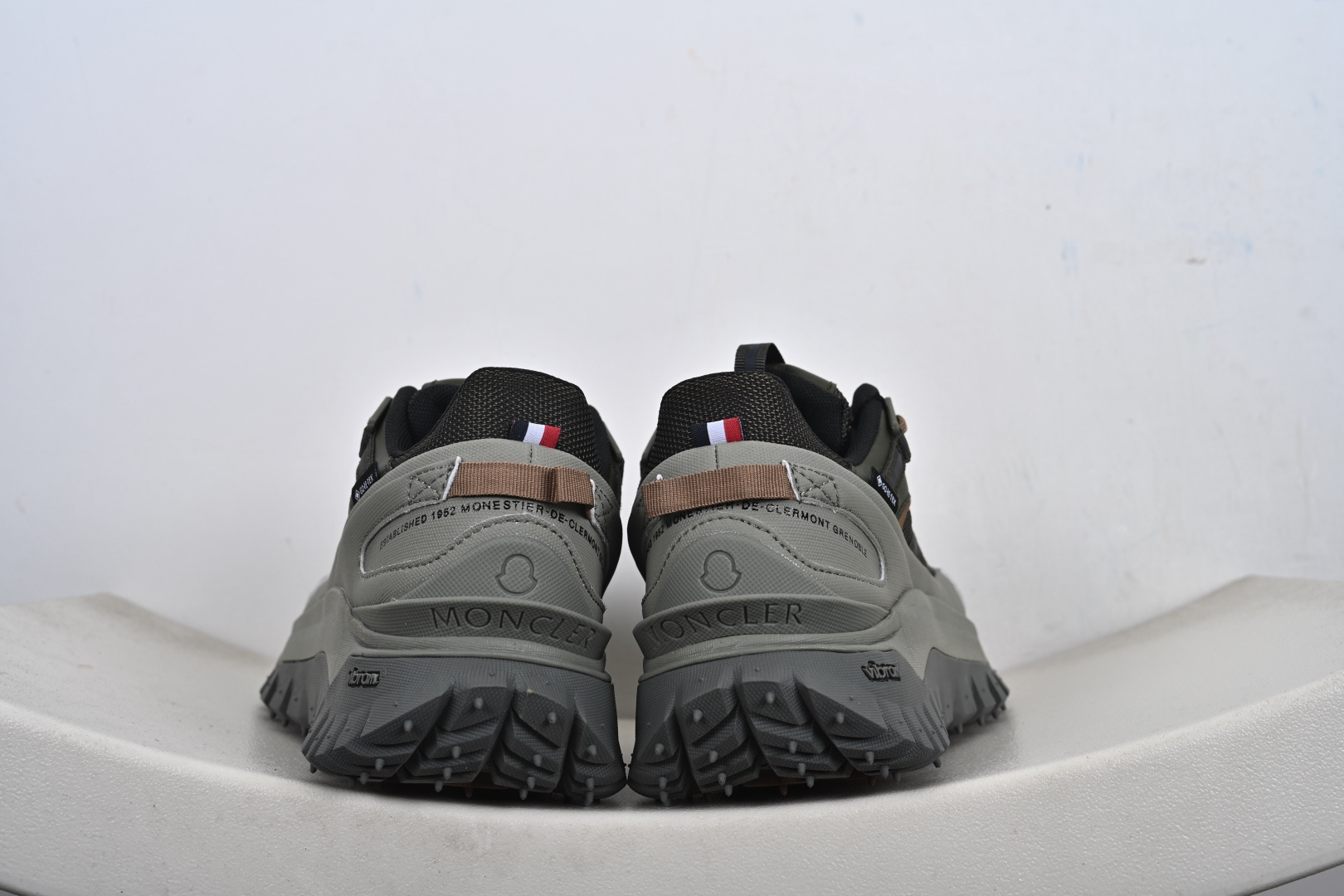 Moncler Trailgrip Gore-Tex 蒙口 越野旅行系列低帮厚底轻量户外登山运动鞋 K209MM M00330 M7208 Moncler Trailgrip Gore-Tex 蒙口 越野旅行系列低帮厚底轻量户外登山运动鞋 K209MM M00330 M7208
