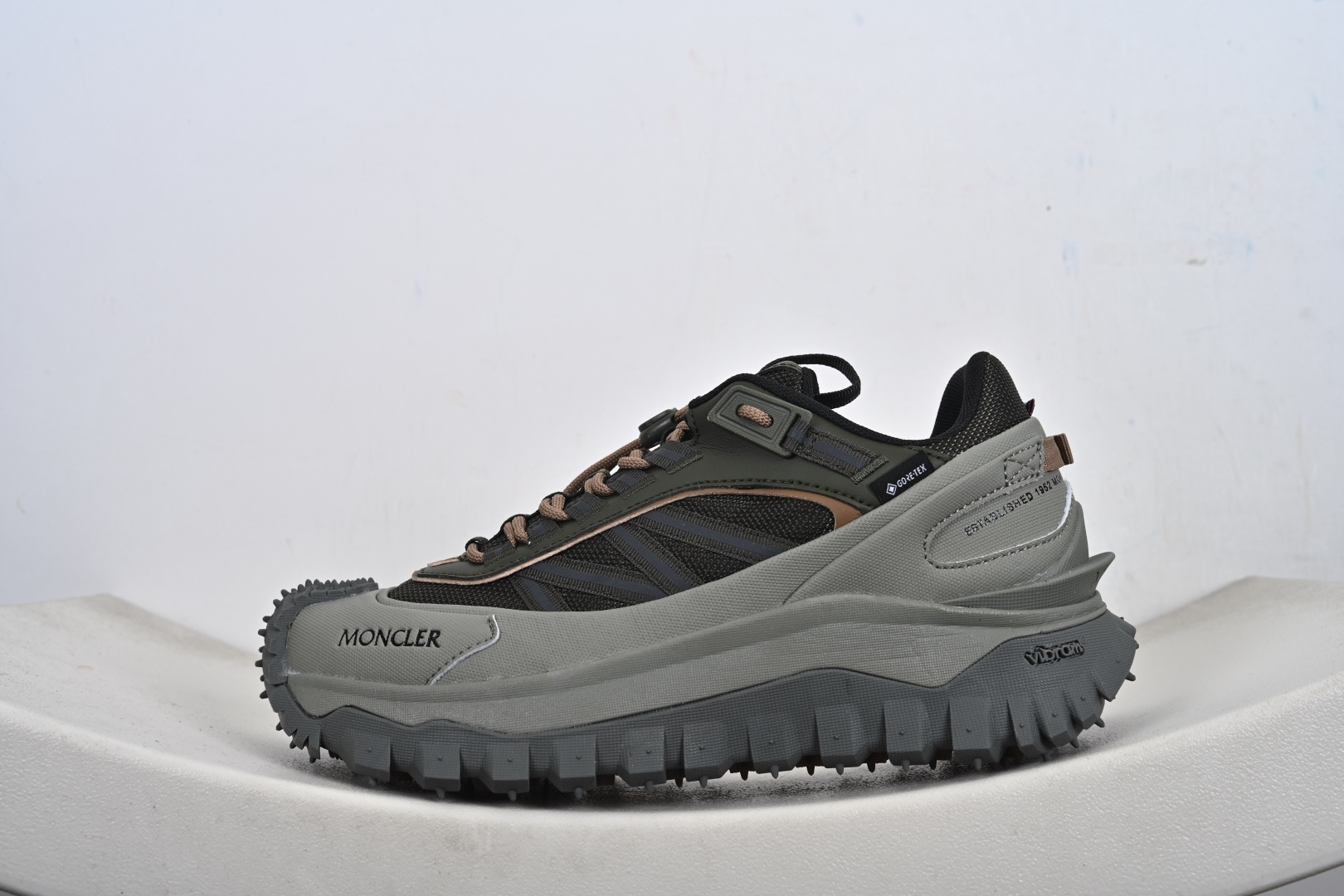 Moncler Trailgrip Gore-Tex 蒙口 越野旅行系列低帮厚底轻量户外登山运动鞋 K209MM M00330 M7208 Moncler Trailgrip Gore-Tex 蒙口 越野旅行系列低帮厚底轻量户外登山运动鞋 K209MM M00330 M7208