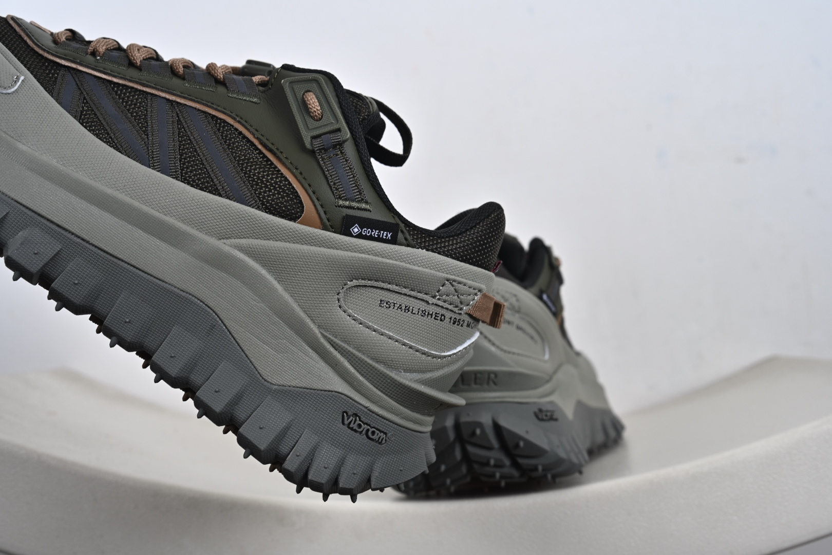 Moncler Trailgrip Gore-Tex 蒙口 越野旅行系列低帮厚底轻量户外登山运动鞋 K209MM M00330 M7208 Moncler Trailgrip Gore-Tex 蒙口 越野旅行系列低帮厚底轻量户外登山运动鞋 K209MM M00330 M7208