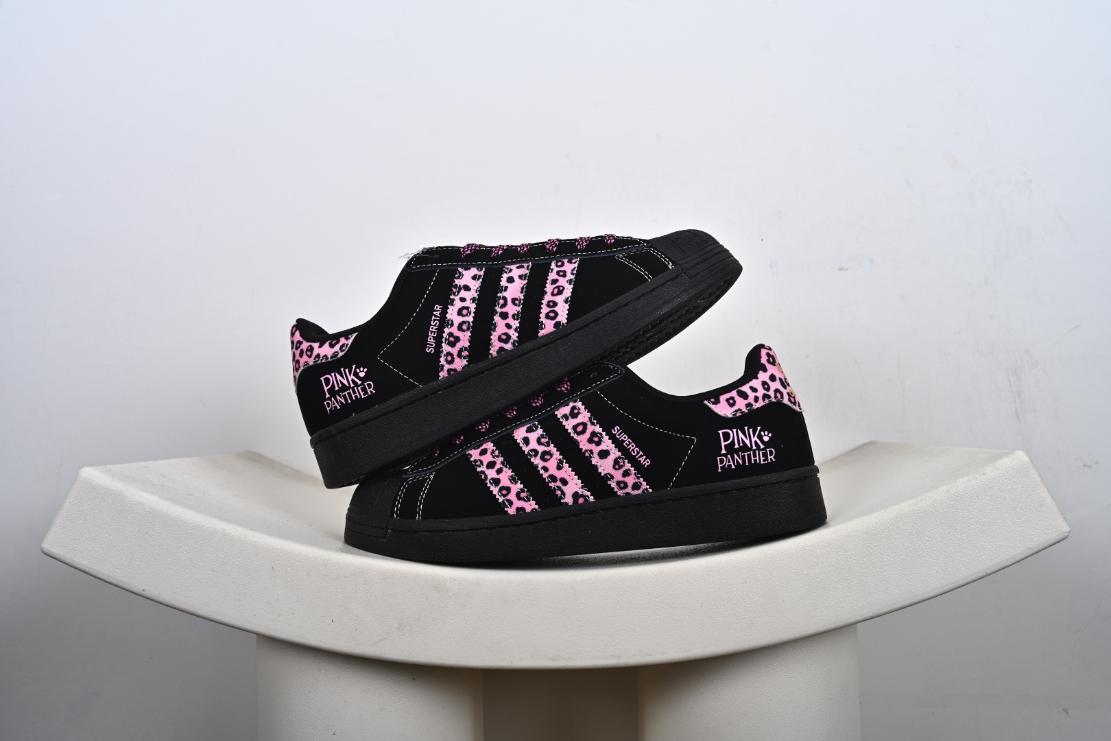 福利特价💰130支持放店‼️‼️‼️
AD Originals Superstar x Louis Vuitton 采用全新头层拼接皮革材质后跟采用特色3D立体印字 渠道正品订单 诠释市场最高工艺水平全鞋进口头层皮料打造区别市面普通真标版本，进出专柜无压力 
货号：AD8018、
Size：36-45-F2-E0