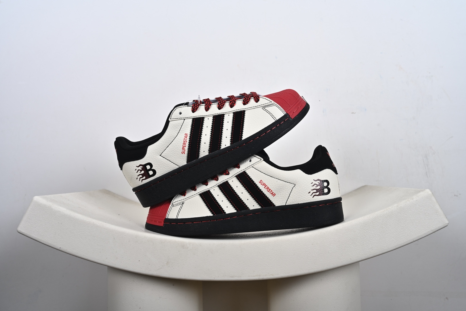 福利特价💰130支持放店‼️‼️‼️
AD Originals Superstar x Louis Vuitton 采用全新头层拼接皮革材质后跟采用特色3D立体印字 渠道正品订单 诠释市场最高工艺水平全鞋进口头层皮料打造区别市面普通真标版本，进出专柜无压力 
货号：AD8018、AD8021、
Size：36-45-F2-E0