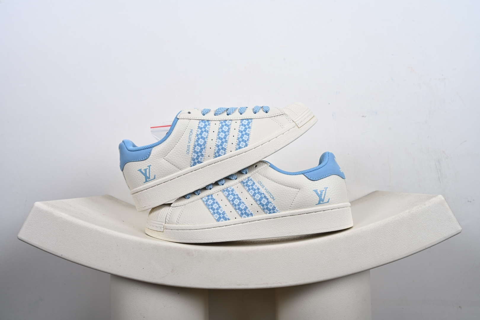 福利特价💰130支持放店‼️‼️‼️
AD Originals Superstar x Louis Vuitton 采用全新头层拼接皮革材质后跟采用特色3D立体印字 渠道正品订单 诠释市场最高工艺水平全鞋进口头层皮料打造区别市面普通真标版本，进出专柜无压力 
货号：AD8018、AD8021、AD8014、
Size：36-45-F2-E0