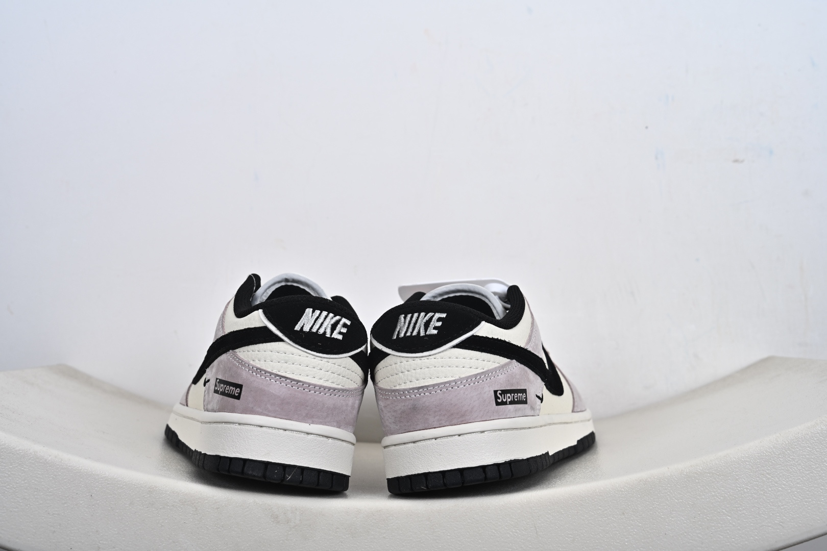 定制版 Nike SB Dunk Low“ Supreme联名—米灰黑猪八革” 周年高端定制 低帮休闲板鞋 DN3168-018 定制版 Nike SB Dunk Low“ Supreme联名—米灰黑猪八革” 周年高端定制 低帮休闲板鞋 DN3168-018