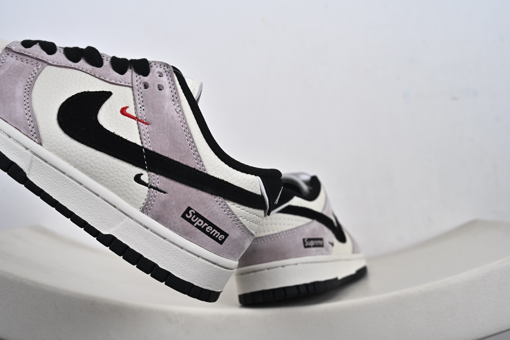 定制版 Nike SB Dunk Low“ Supreme联名—米灰黑猪八革” 周年高端定制 低帮休闲板鞋 DN3168-018 定制版 Nike SB Dunk Low“ Supreme联名—米灰黑猪八革” 周年高端定制 低帮休闲板鞋 DN3168-018