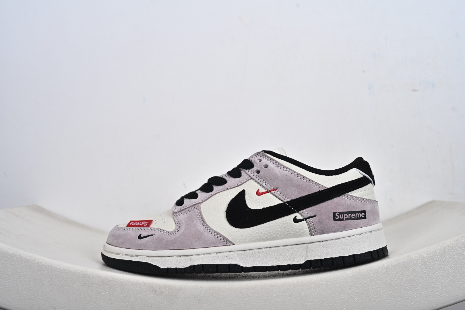 定制版 Nike SB Dunk Low“ Supreme联名—米灰黑猪八革” 周年高端定制 低帮休闲板鞋 DN3168-018 定制版 Nike SB Dunk Low“ Supreme联名—米灰黑猪八革” 周年高端定制 低帮休闲板鞋 DN3168-018