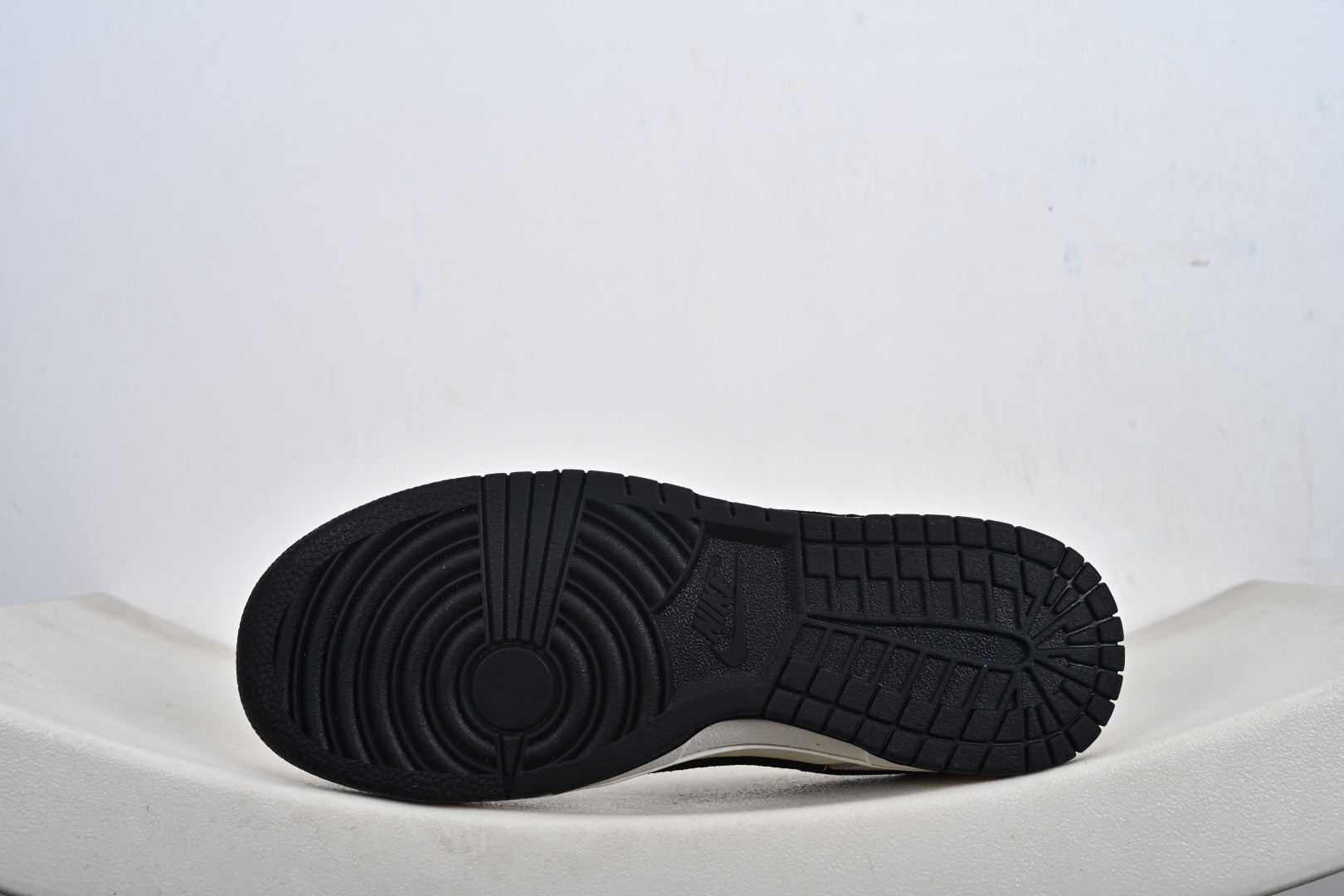 定制版 Nike SB Dunk Low“ Supreme联名—米灰黑猪八革” 周年高端定制 低帮休闲板鞋 DN3168-018 定制版 Nike SB Dunk Low“ Supreme联名—米灰黑猪八革” 周年高端定制 低帮休闲板鞋 DN3168-018