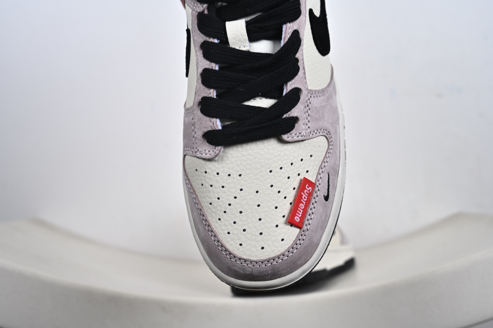定制版 Nike SB Dunk Low“ Supreme联名—米灰黑猪八革” 周年高端定制 低帮休闲板鞋 DN3168-018 定制版 Nike SB Dunk Low“ Supreme联名—米灰黑猪八革” 周年高端定制 低帮休闲板鞋 DN3168-018