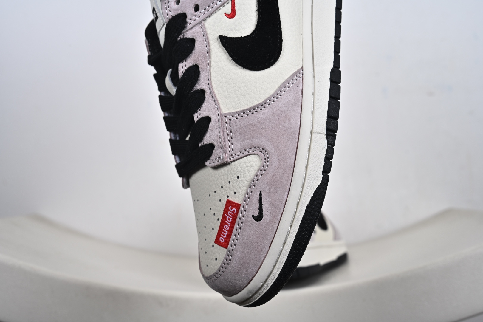 定制版 Nike SB Dunk Low“ Supreme联名—米灰黑猪八革” 周年高端定制 低帮休闲板鞋 DN3168-018 定制版 Nike SB Dunk Low“ Supreme联名—米灰黑猪八革” 周年高端定制 低帮休闲板鞋 DN3168-018