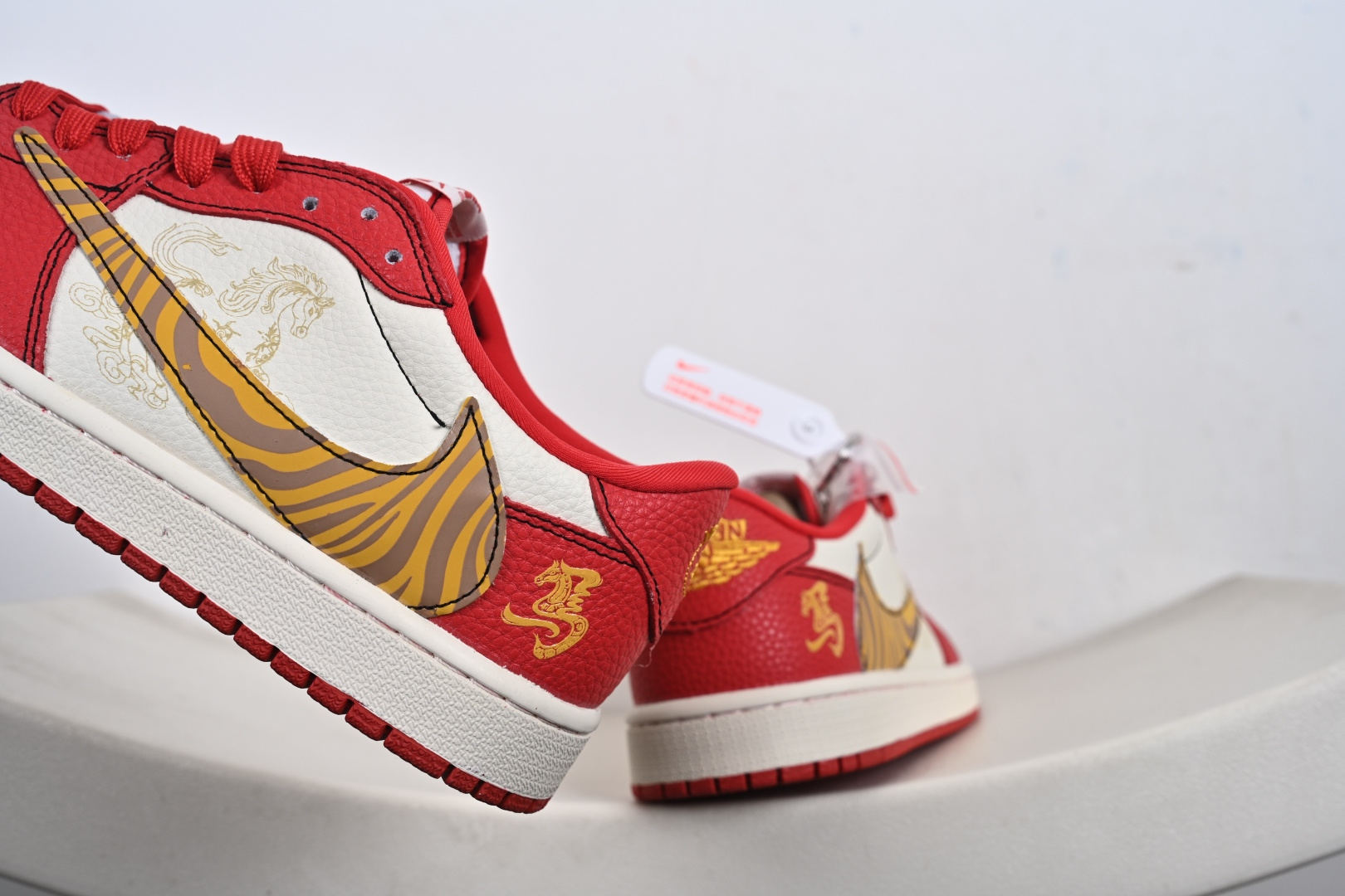 定制版 马年定制限量发售马到成功 Travis Scott x Fragment Design x Jordan Air Jordan 1 Low SP “马年限定联名------白红金钩” 马年印花 XD1979-003 定制版 马年定制限量发售马到成功 Travis Scott x Fragment Design x Jordan Air Jordan 1 Low SP “马年限定联名------白红金钩” 马年印花 XD1979-003