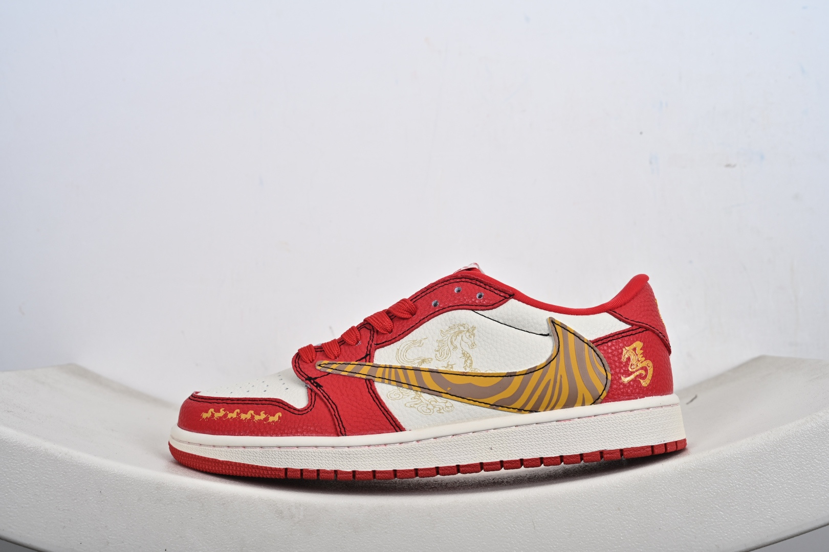 定制版 马年定制限量发售马到成功 Travis Scott x Fragment Design x Jordan Air Jordan 1 Low SP “马年限定联名------白红金钩” 马年印花 XD1979-003 定制版 马年定制限量发售马到成功 Travis Scott x Fragment Design x Jordan Air Jordan 1 Low SP “马年限定联名------白红金钩” 马年印花 XD1979-003