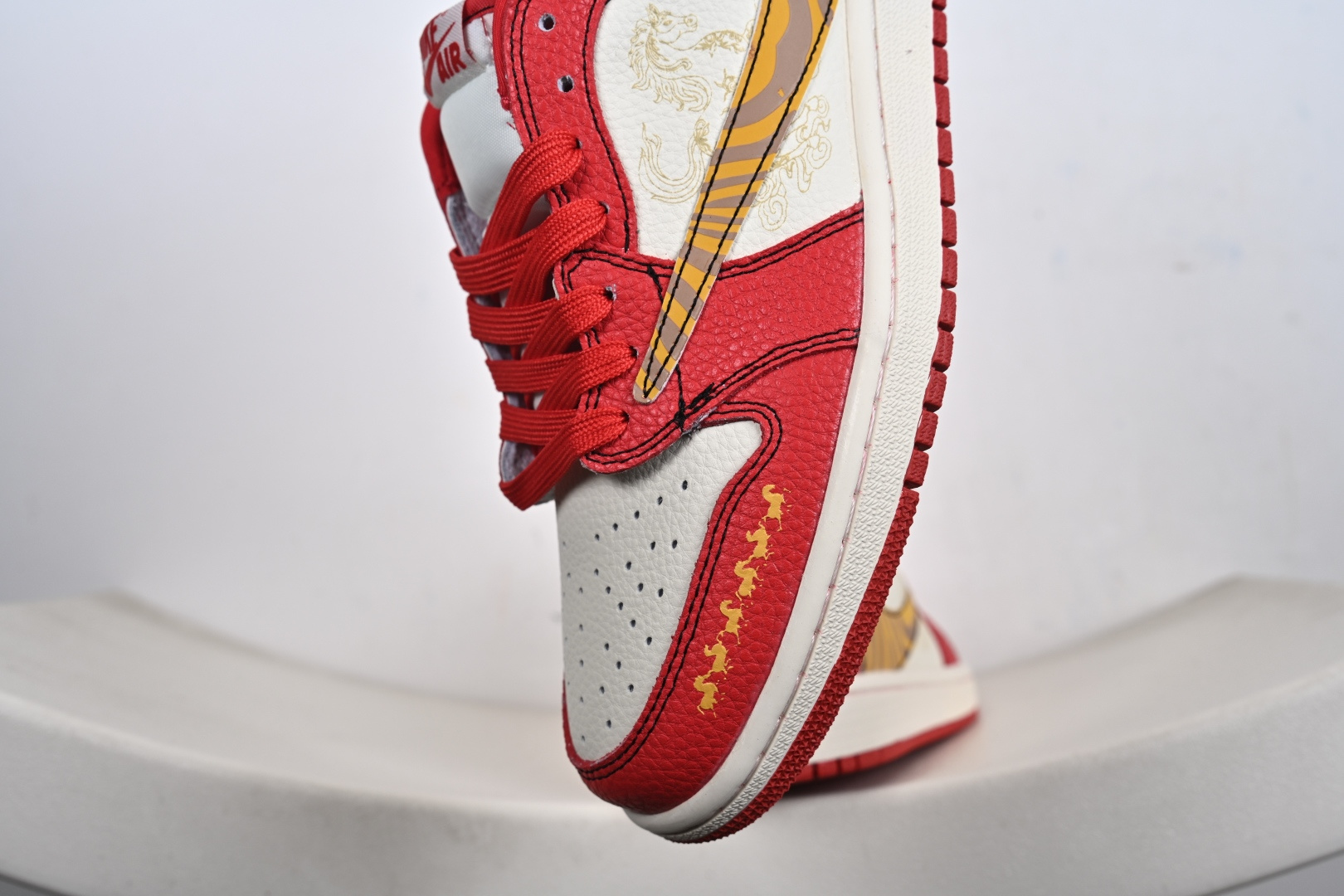 定制版 马年定制限量发售马到成功 Travis Scott x Fragment Design x Jordan Air Jordan 1 Low SP “马年限定联名------白红金钩” 马年印花 XD1979-003 定制版 马年定制限量发售马到成功 Travis Scott x Fragment Design x Jordan Air Jordan 1 Low SP “马年限定联名------白红金钩” 马年印花 XD1979-003