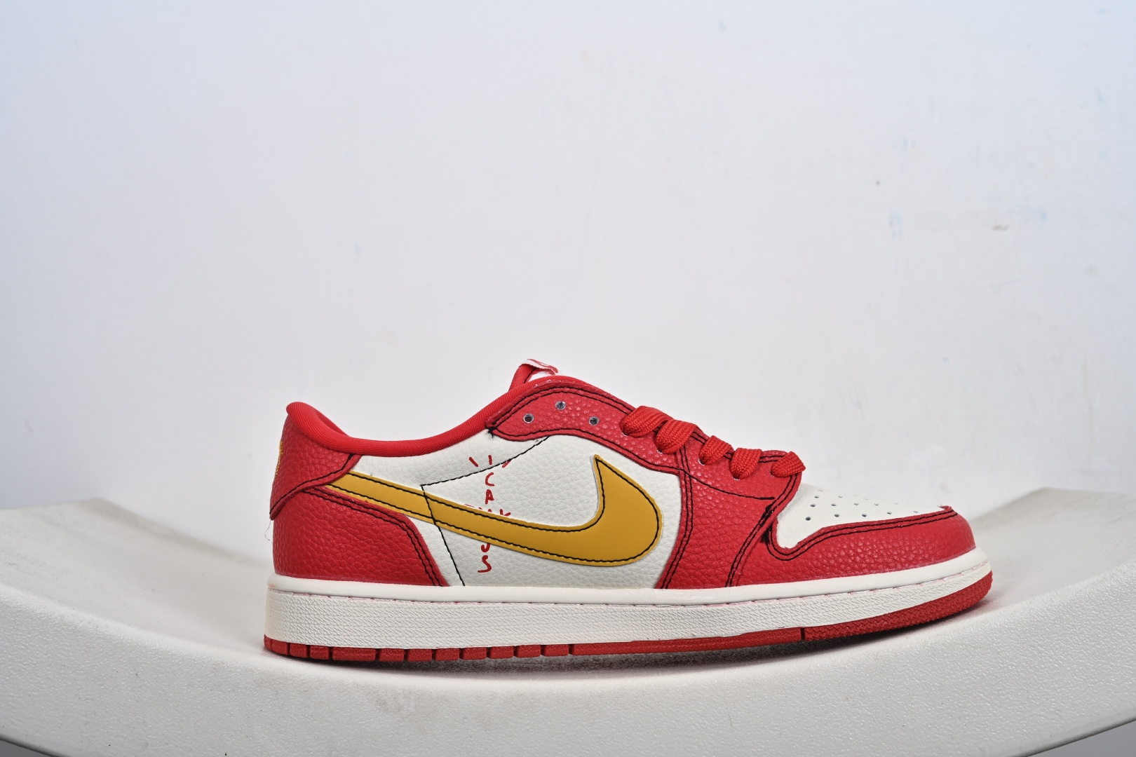 定制版 马年定制限量发售马到成功 Travis Scott x Fragment Design x Jordan Air Jordan 1 Low SP “马年限定联名------白红金钩” 马年印花 XD1979-003 定制版 马年定制限量发售马到成功 Travis Scott x Fragment Design x Jordan Air Jordan 1 Low SP “马年限定联名------白红金钩” 马年印花 XD1979-003