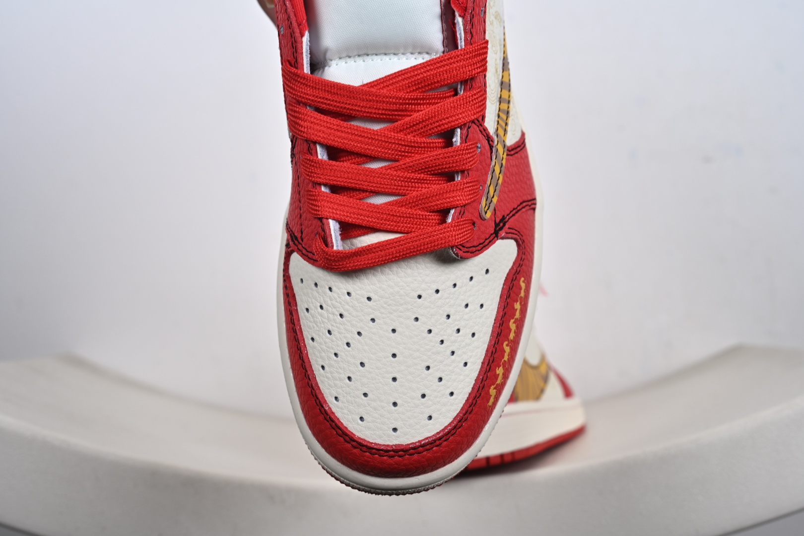 定制版 马年定制限量发售马到成功 Travis Scott x Fragment Design x Jordan Air Jordan 1 Low SP “马年限定联名------白红金钩” 马年印花 XD1979-003 定制版 马年定制限量发售马到成功 Travis Scott x Fragment Design x Jordan Air Jordan 1 Low SP “马年限定联名------白红金钩” 马年印花 XD1979-003