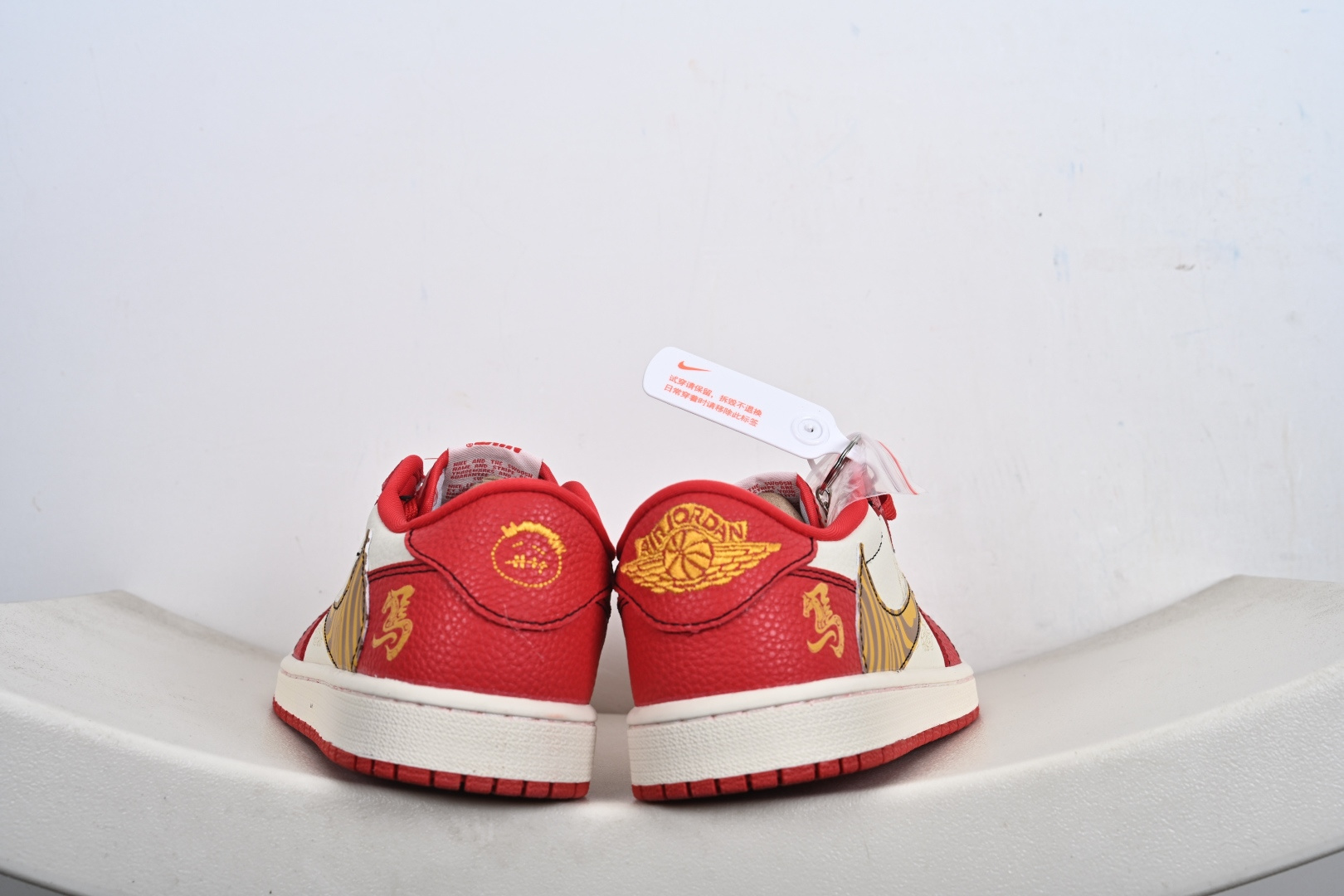 定制版 马年定制限量发售马到成功 Travis Scott x Fragment Design x Jordan Air Jordan 1 Low SP “马年限定联名------白红金钩” 马年印花 XD1979-003 定制版 马年定制限量发售马到成功 Travis Scott x Fragment Design x Jordan Air Jordan 1 Low SP “马年限定联名------白红金钩” 马年印花 XD1979-003