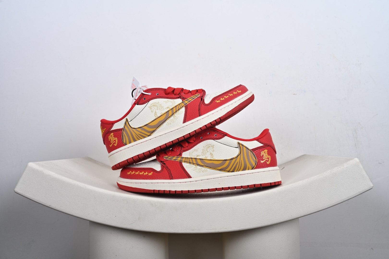 定制版 马年定制限量发售马到成功 Travis Scott x Fragment Design x Jordan Air Jordan 1 Low SP “马年限定联名——白红金钩” 马年印花 XD1979-003 定制版 马年定制限量发售马到成功 Travis Scott x Fragment Design x Jordan Air Jordan 1 Low SP “马年限定联名——白红金钩” 马年印花 XD1979-003