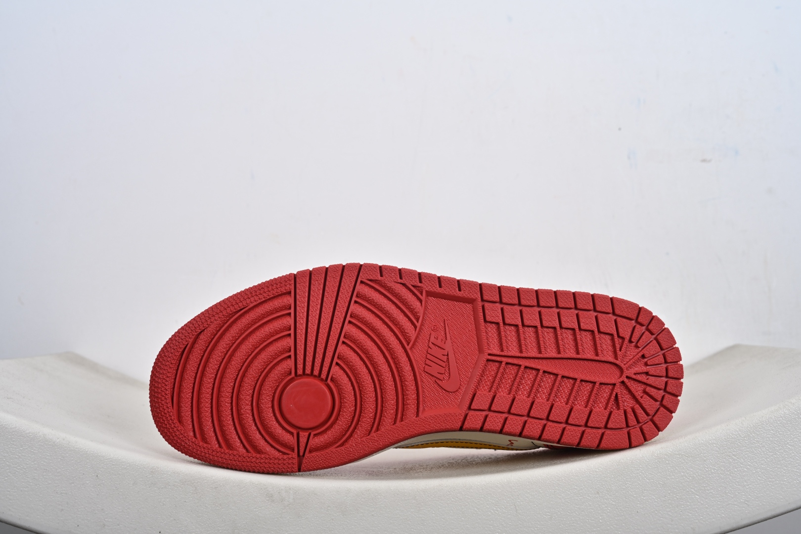 定制版 马年定制限量发售马到成功 Travis Scott x Fragment Design x Jordan Air Jordan 1 Low SP “马年限定联名------白红金钩” 马年印花 XD1979-003 定制版 马年定制限量发售马到成功 Travis Scott x Fragment Design x Jordan Air Jordan 1 Low SP “马年限定联名------白红金钩” 马年印花 XD1979-003