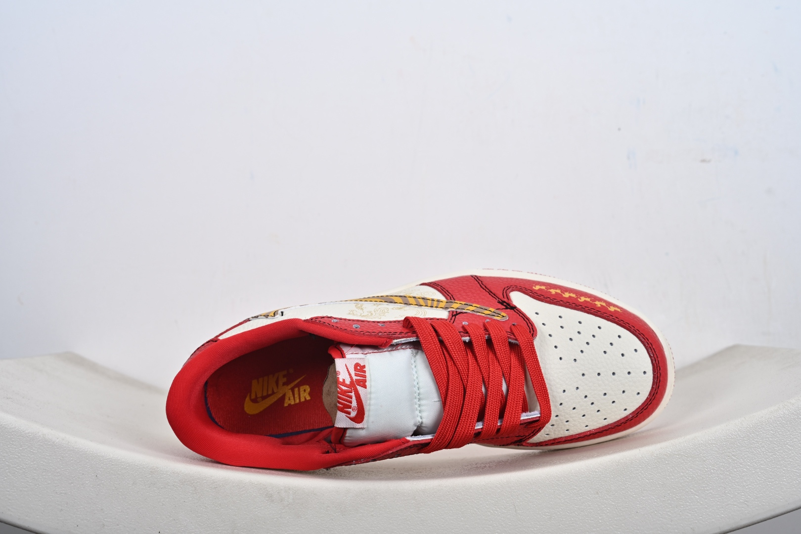 定制版 马年定制限量发售马到成功 Travis Scott x Fragment Design x Jordan Air Jordan 1 Low SP “马年限定联名------白红金钩” 马年印花 XD1979-003 定制版 马年定制限量发售马到成功 Travis Scott x Fragment Design x Jordan Air Jordan 1 Low SP “马年限定联名------白红金钩” 马年印花 XD1979-003