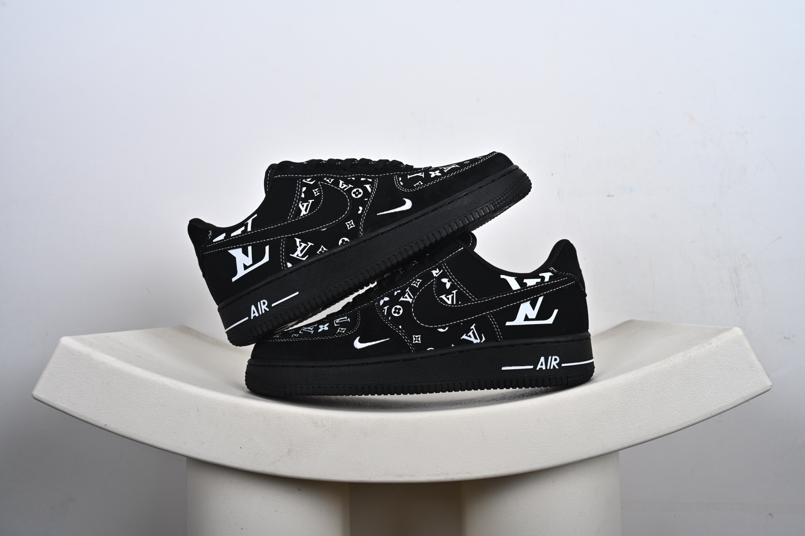 本地💰250支持放店
【定制版】Nk Air Force 1'07 Low LV联名 黑色 空军一号低帮休闲板鞋
#全黑鞋身打底，满印的LV经典老花与标志性LV字母图腾错落交织，黑白撞色打破沉闷，小勾标细节暗藏巧思，Air气垫大底延续AF1的舒适脚感。
货号：SS1979-001
尺码：36 36.5 37.5 38 38.5 39 40 40.5 41 42 42.5 43 44 44.5 45-K-F2
