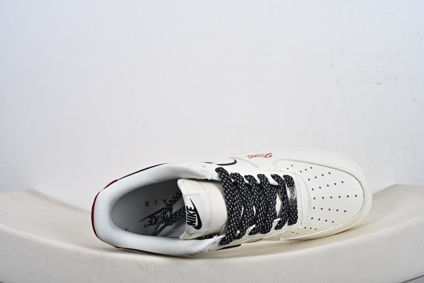 定制版 Air Force 1 ‘07 Low “NINE2026联名——米白红尾”空军一号 低帮 运动鞋 CS5288-059 定制版 Air Force 1 ‘07 Low “NINE2026联名——米白红尾”空军一号 低帮 运动鞋 CS5288-059