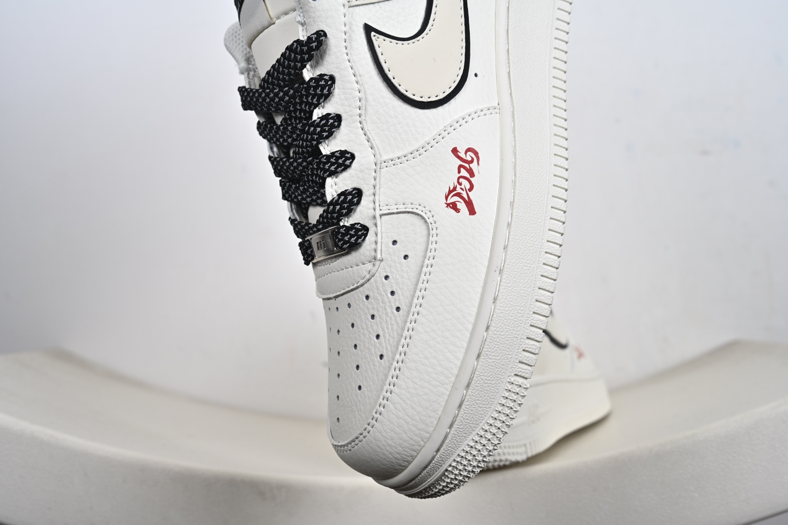 定制版 Air Force 1 ‘07 Low “NINE2026联名——米白红尾”空军一号 低帮 运动鞋 CS5288-059 定制版 Air Force 1 ‘07 Low “NINE2026联名——米白红尾”空军一号 低帮 运动鞋 CS5288-059