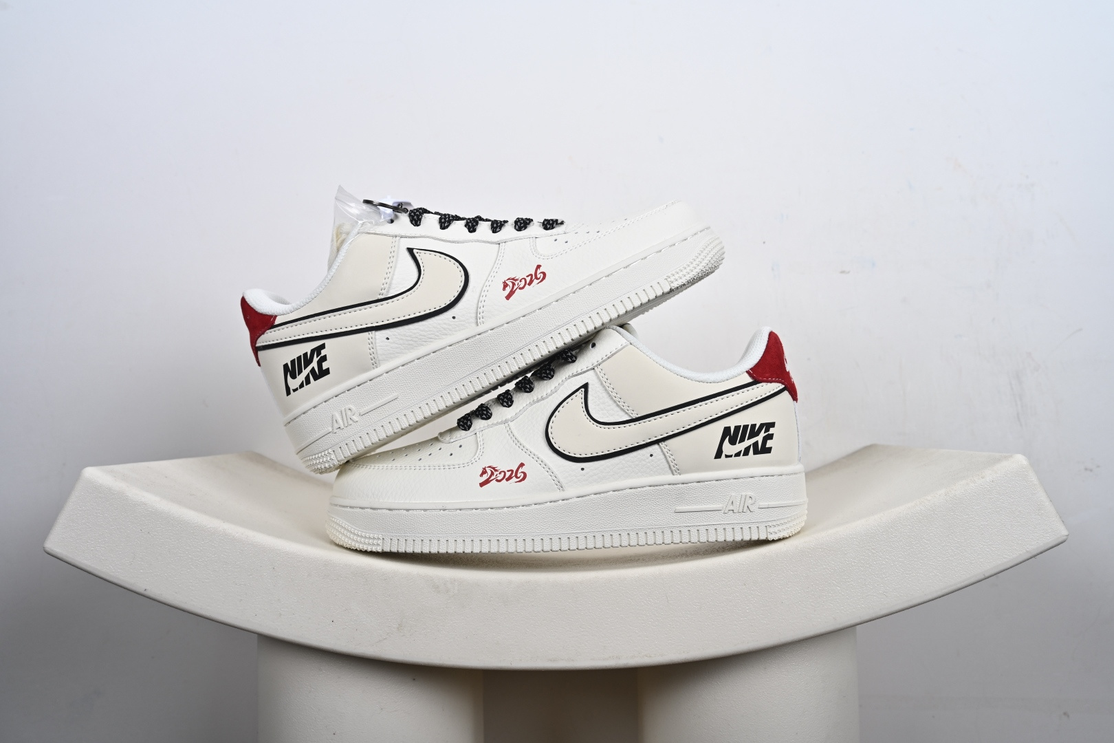 本地💰250优势放店
【定制版】Air Force 1 ‘07 Low “NINE2026联名——米白红尾”空军一号 低帮 运动鞋 休闲鞋 折边针车 工艺难度大 原楦头原纸板 原装鞋盒 定制五金配件 内置全掌气垫 原厂鞋底 
货号：CS5288-059
Size：36 36.5 37.5 38 38.5 39 40 40.5 41 42 42.5 43 44 44.5 45-C9-F1