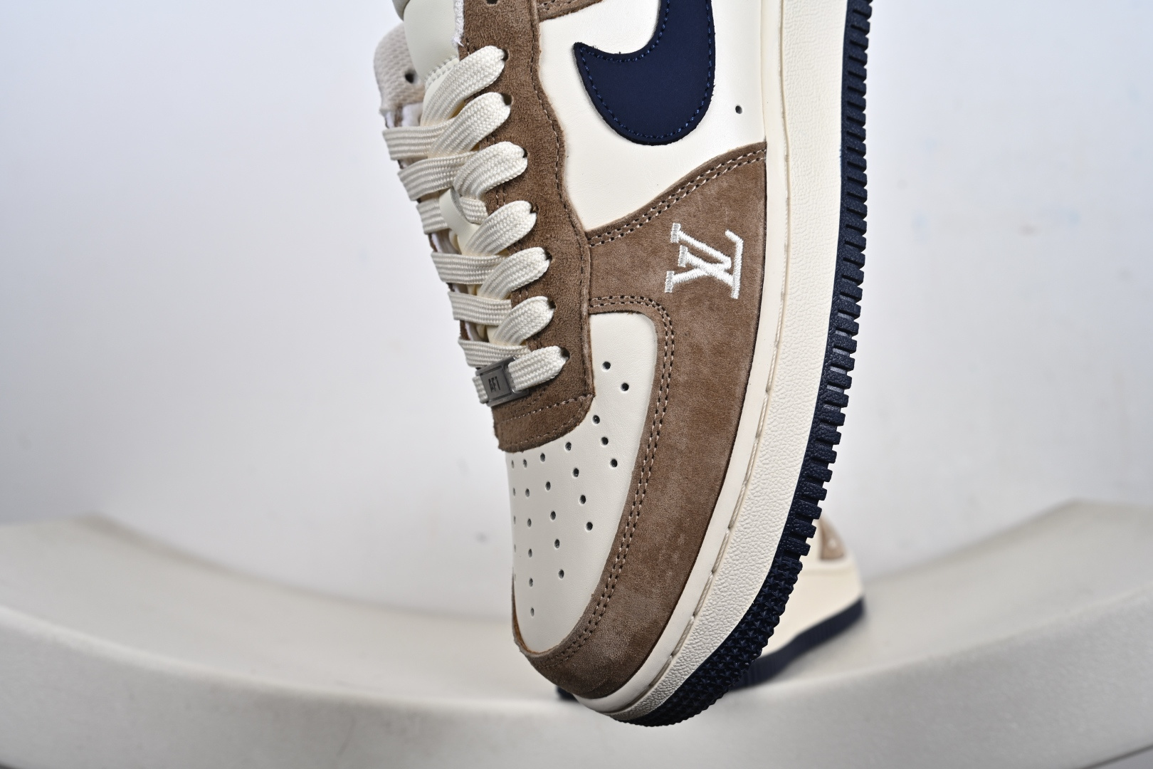 定制版 NIke Air Force 1 '07 Low “LV联名--米棕藏蓝” 空军一号低帮 运动鞋 休闲鞋 NH0601-589 定制版 NIke Air Force 1 '07 Low “LV联名--米棕藏蓝” 空军一号低帮 运动鞋 休闲鞋 NH0601-589
