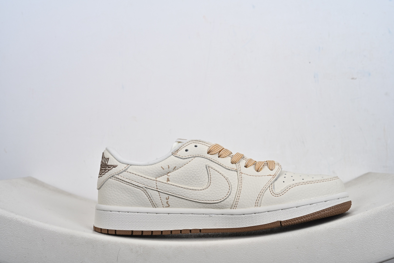 260 Nike Air Jordan 1 x Travis Scott AJ1倒勾 乔一倒钩 ‘DIY’定制 耐克 低帮文化篮球鞋 LD2028-066-Chinese UA Cheap High Quatity Brand Clothes Bags handbags Sneakers wholesale wholesaler seller from China Factory suppliers Fashion Clothing Shoes best Quality Beautiful Price 260 Nike Air Jordan 1 x Travis Scott AJ1倒勾 乔一倒钩 ‘DIY’定制 耐克 低帮文化篮球鞋 LD2028-066