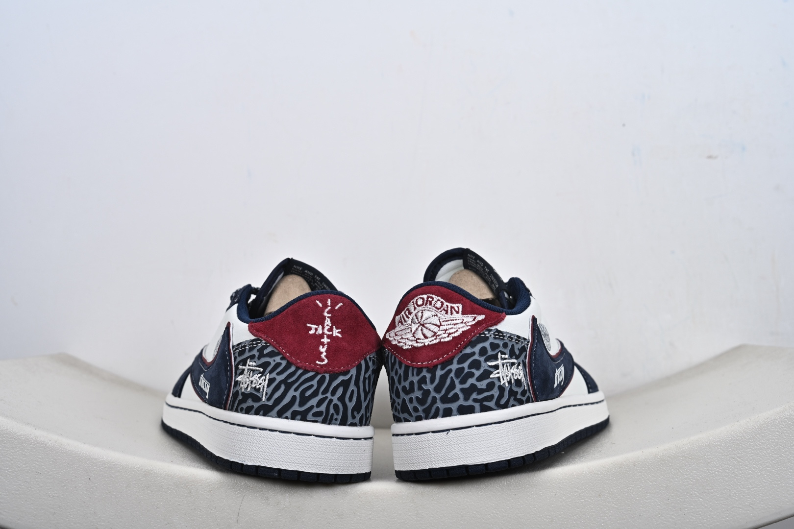 Nike Air Jordan 1 x Travis Scott AJ1倒勾 乔一倒钩 ‘DIY’定制 耐克 低帮文化篮球鞋 DZ5899-039 Nike Air Jordan 1 x Travis Scott AJ1倒勾 乔一倒钩 ‘DIY’定制 耐克 低帮文化篮球鞋 DZ5899-039