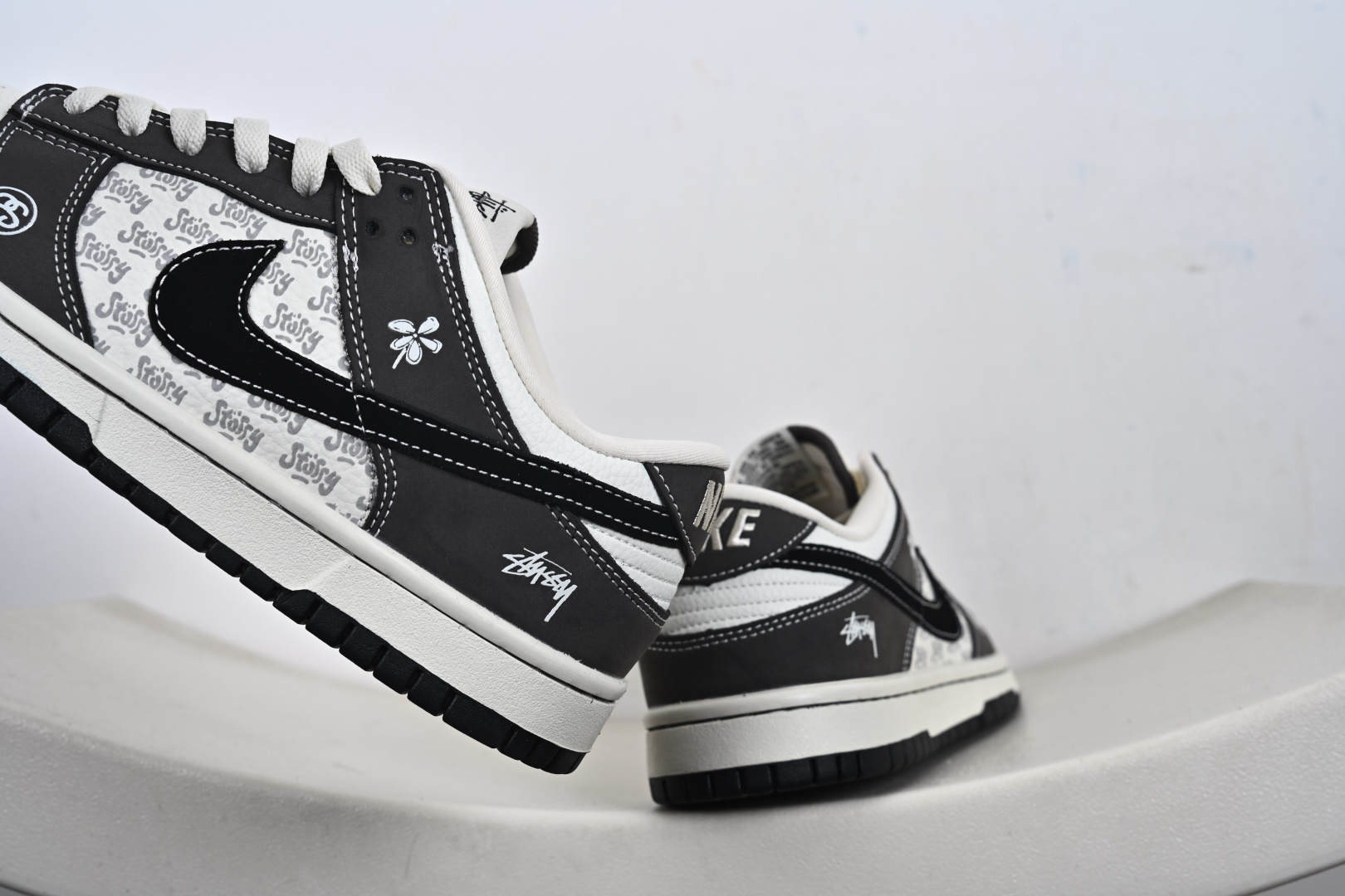 260 Nike SB Dunk Low 斯图西联名 白灰 高端定制 低帮休闲板鞋 YF9511-914-Chinese UA Cheap High Quatity Brand Clothes Bags handbags Sneakers wholesale wholesaler seller from China Factory suppliers Fashion Clothing Shoes best Quality Beautiful Price 260 Nike SB Dunk Low 斯图西联名 白灰 高端定制 低帮休闲板鞋 YF9511-914
