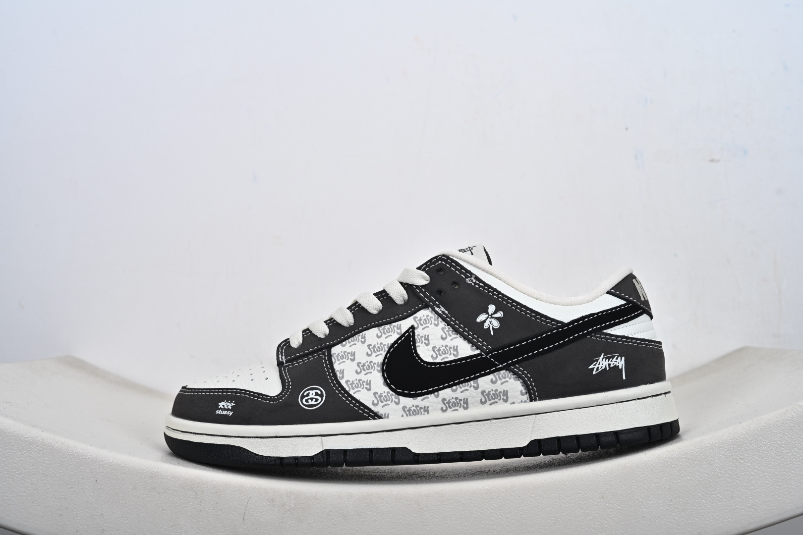 260 Nike SB Dunk Low 斯图西联名 白灰 高端定制 低帮休闲板鞋 YF9511-914-Chinese UA Cheap High Quatity Brand Clothes Bags handbags Sneakers wholesale wholesaler seller from China Factory suppliers Fashion Clothing Shoes best Quality Beautiful Price 260 Nike SB Dunk Low 斯图西联名 白灰 高端定制 低帮休闲板鞋 YF9511-914