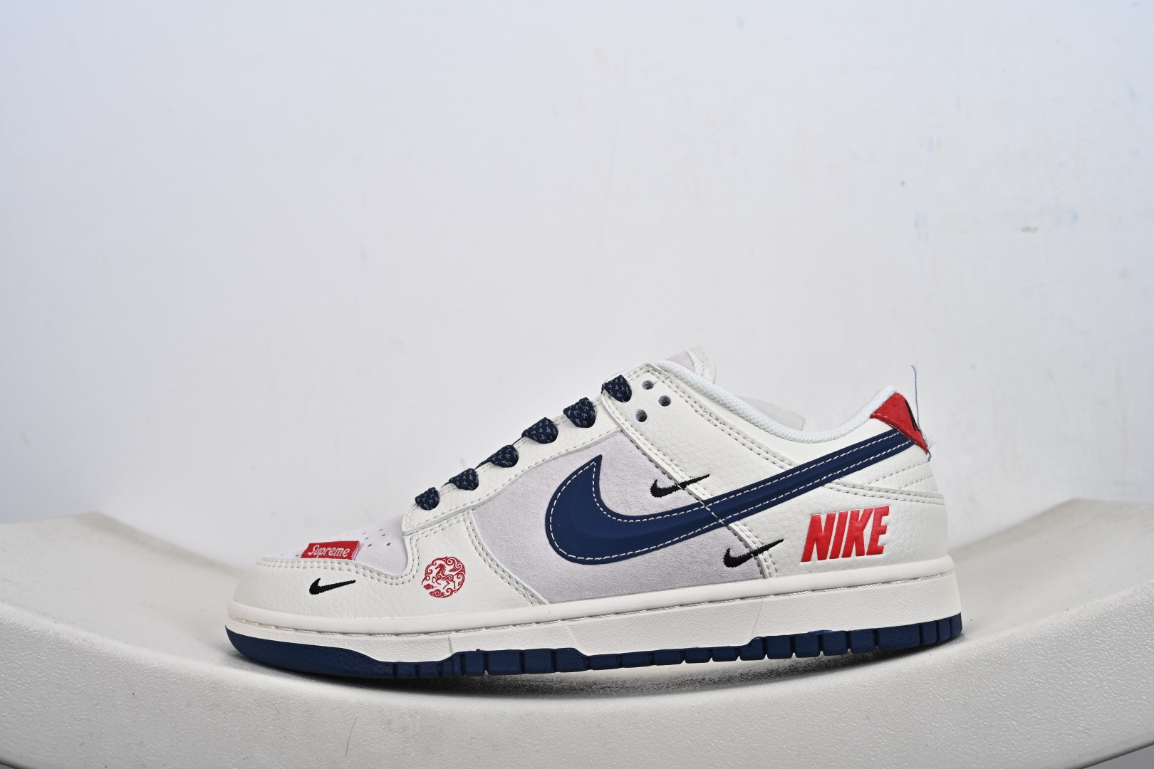 Nike SB Dunk Low Supreme联名 马年限定 周年高端定制 低帮休闲板鞋 FC7688-204 Nike SB Dunk Low Supreme联名 马年限定 周年高端定制 低帮休闲板鞋 FC7688-204