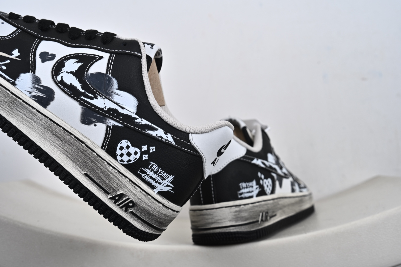 240 定制版 手绘涂鸦“涂鸦心跳”Nike Air Force 1 “Graffiti Heartbeat”空军一号定制板鞋 DB3301-808-Chinese UA Cheap High Quatity Brand Clothes Bags handbags Sneakers wholesale wholesaler seller from China Factory suppliers Fashion Clothing Shoes best Quality Beautiful Price 240 定制版 手绘涂鸦“涂鸦心跳”Nike Air Force 1 “Graffiti Heartbeat”空军一号定制板鞋 DB3301-808