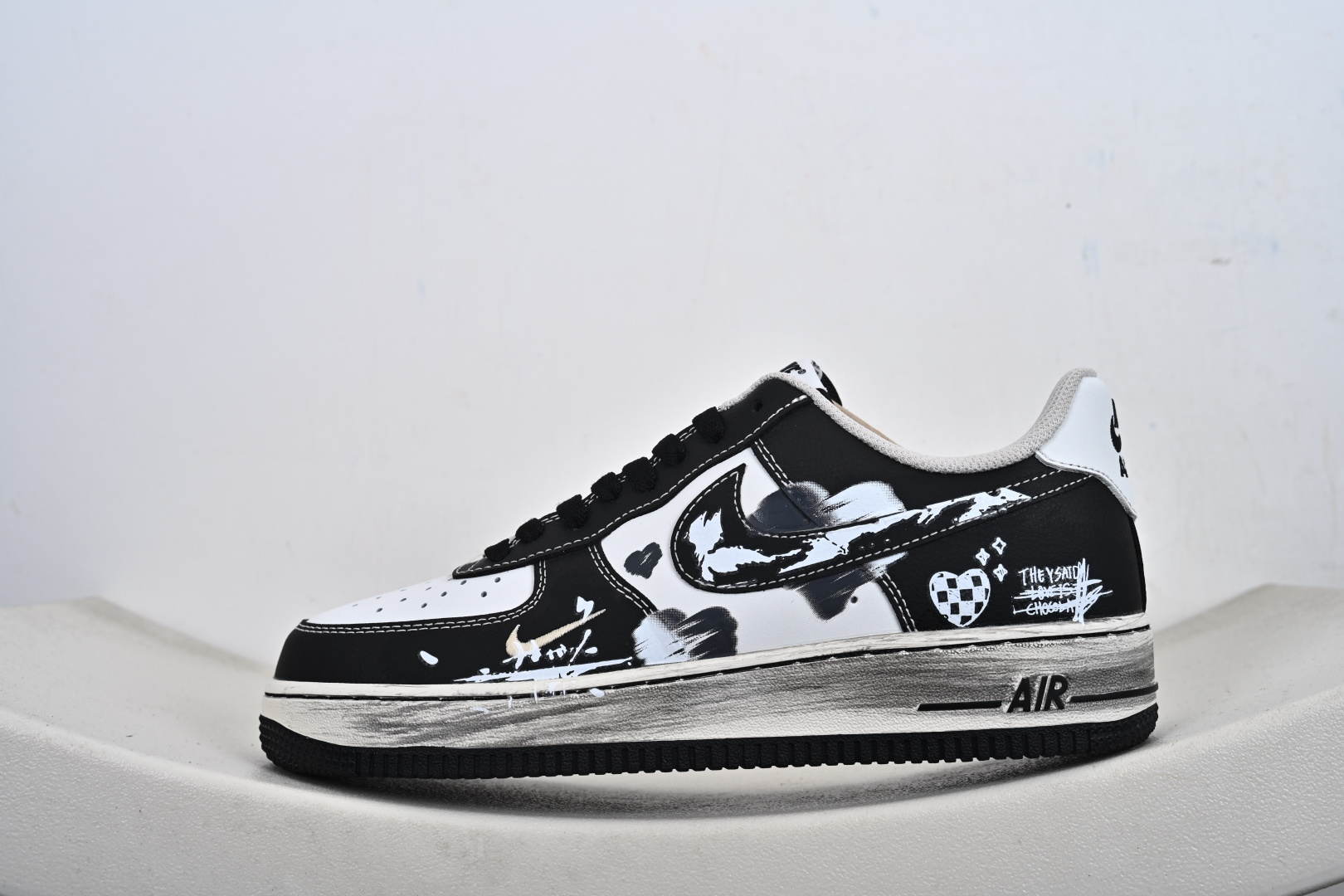 240 定制版 手绘涂鸦“涂鸦心跳”Nike Air Force 1 “Graffiti Heartbeat”空军一号定制板鞋 DB3301-808-Chinese UA Cheap High Quatity Brand Clothes Bags handbags Sneakers wholesale wholesaler seller from China Factory suppliers Fashion Clothing Shoes best Quality Beautiful Price 240 定制版 手绘涂鸦“涂鸦心跳”Nike Air Force 1 “Graffiti Heartbeat”空军一号定制板鞋 DB3301-808
