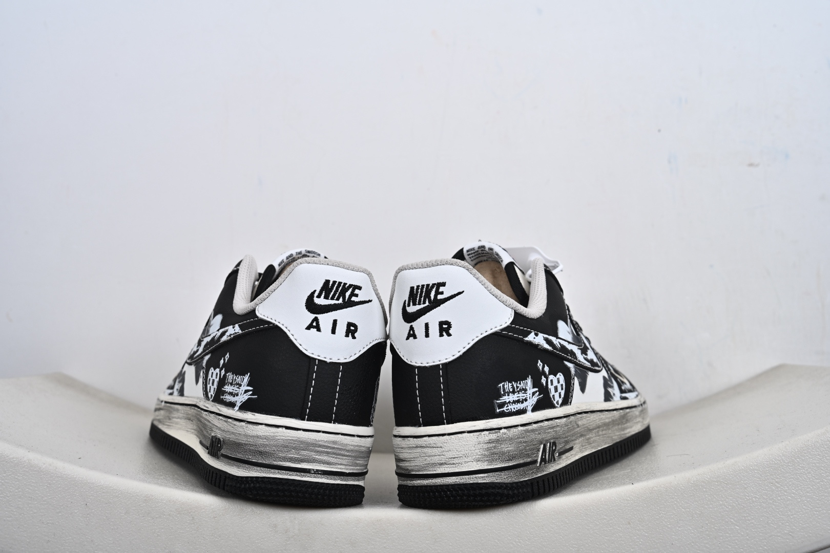 240 定制版 手绘涂鸦“涂鸦心跳”Nike Air Force 1 “Graffiti Heartbeat”空军一号定制板鞋 DB3301-808-Chinese UA Cheap High Quatity Brand Clothes Bags handbags Sneakers wholesale wholesaler seller from China Factory suppliers Fashion Clothing Shoes best Quality Beautiful Price 240 定制版 手绘涂鸦“涂鸦心跳”Nike Air Force 1 “Graffiti Heartbeat”空军一号定制板鞋 DB3301-808