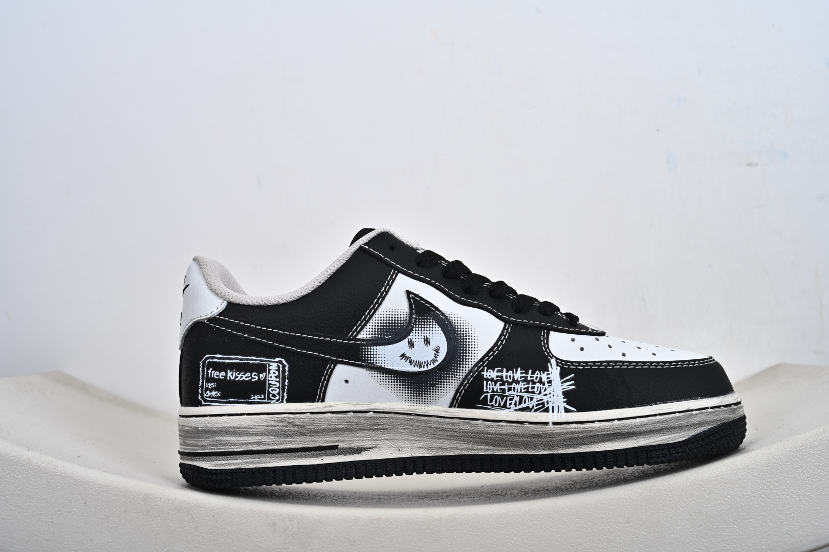 240 定制版 手绘涂鸦“涂鸦心跳”Nike Air Force 1 “Graffiti Heartbeat”空军一号定制板鞋 DB3301-808-Chinese UA Cheap High Quatity Brand Clothes Bags handbags Sneakers wholesale wholesaler seller from China Factory suppliers Fashion Clothing Shoes best Quality Beautiful Price 240 定制版 手绘涂鸦“涂鸦心跳”Nike Air Force 1 “Graffiti Heartbeat”空军一号定制板鞋 DB3301-808