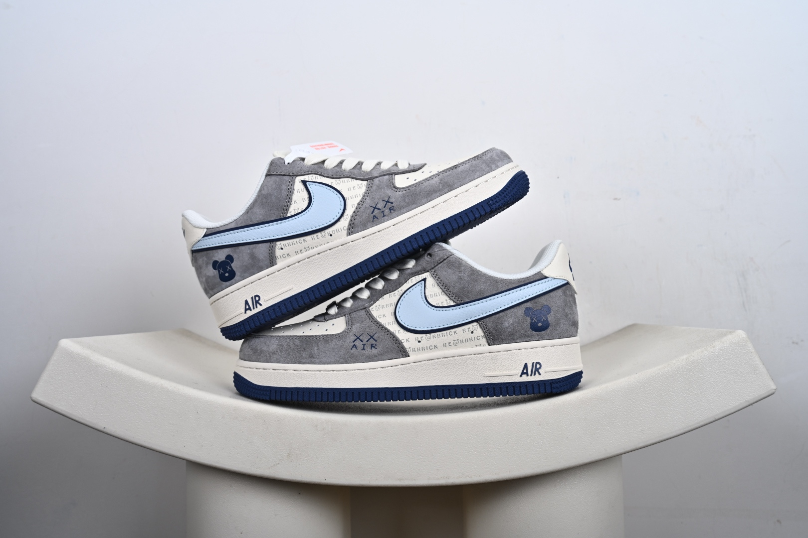 高端定制Nike Air Force 1 ’07 Low “暴力熊联名—— 白蓝灰麂皮” 高端定制 低帮休闲板鞋 XD9314-610 高端定制Nike Air Force 1 ’07 Low “暴力熊联名—— 白蓝灰麂皮” 高端定制 低帮休闲板鞋 XD9314-610