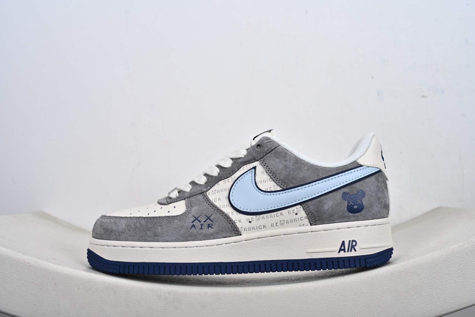 高端定制Nike Air Force 1 '07 Low “暴力熊联名------ 白蓝灰麂皮” 高端定制 低帮休闲板鞋 XD9314-610 高端定制Nike Air Force 1 '07 Low “暴力熊联名------ 白蓝灰麂皮” 高端定制 低帮休闲板鞋 XD9314-610