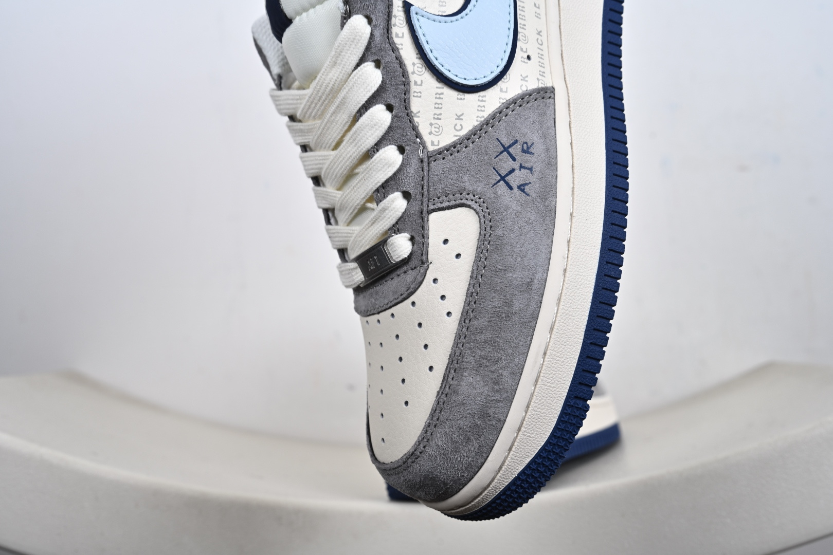 高端定制Nike Air Force 1 '07 Low “暴力熊联名------ 白蓝灰麂皮” 高端定制 低帮休闲板鞋 XD9314-610 高端定制Nike Air Force 1 '07 Low “暴力熊联名------ 白蓝灰麂皮” 高端定制 低帮休闲板鞋 XD9314-610