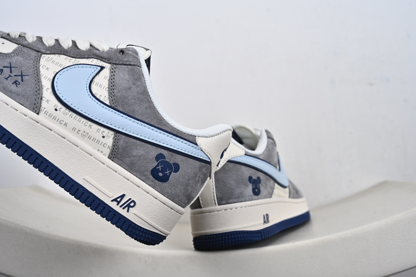 高端定制Nike Air Force 1 '07 Low “暴力熊联名------ 白蓝灰麂皮” 高端定制 低帮休闲板鞋 XD9314-610 高端定制Nike Air Force 1 '07 Low “暴力熊联名------ 白蓝灰麂皮” 高端定制 低帮休闲板鞋 XD9314-610