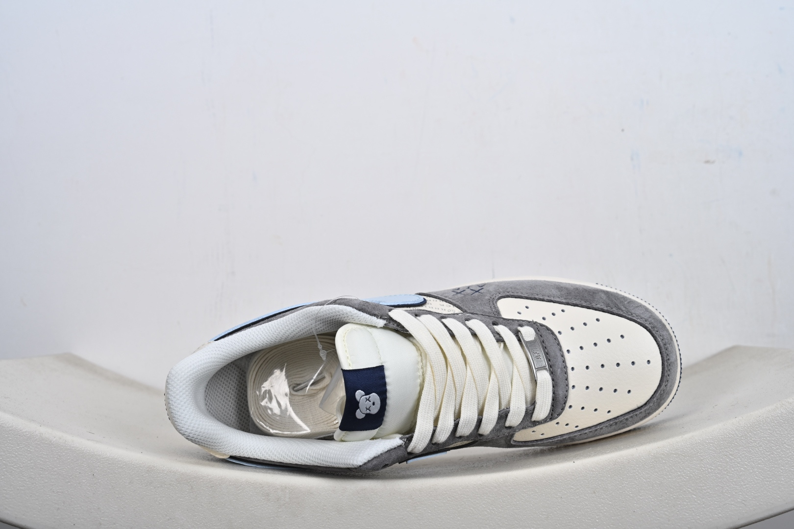 高端定制Nike Air Force 1 '07 Low “暴力熊联名------ 白蓝灰麂皮” 高端定制 低帮休闲板鞋 XD9314-610 高端定制Nike Air Force 1 '07 Low “暴力熊联名------ 白蓝灰麂皮” 高端定制 低帮休闲板鞋 XD9314-610