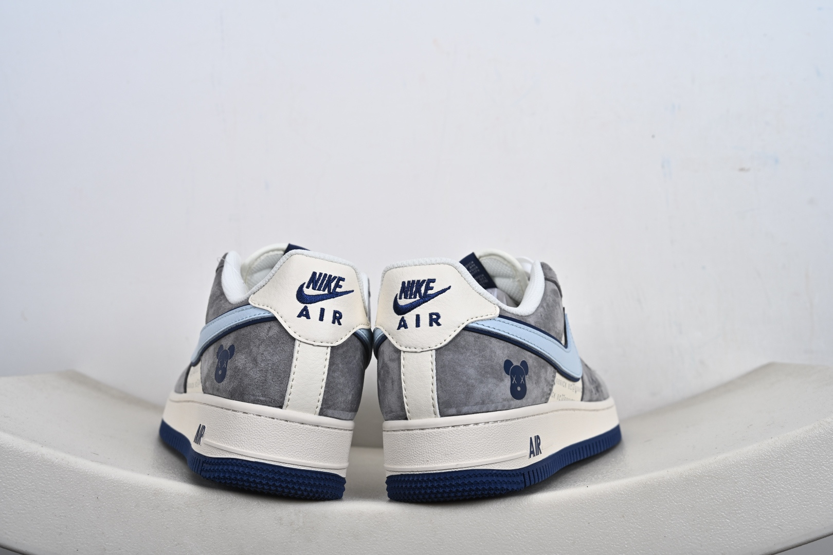 高端定制Nike Air Force 1 '07 Low “暴力熊联名------ 白蓝灰麂皮” 高端定制 低帮休闲板鞋 XD9314-610 高端定制Nike Air Force 1 '07 Low “暴力熊联名------ 白蓝灰麂皮” 高端定制 低帮休闲板鞋 XD9314-610