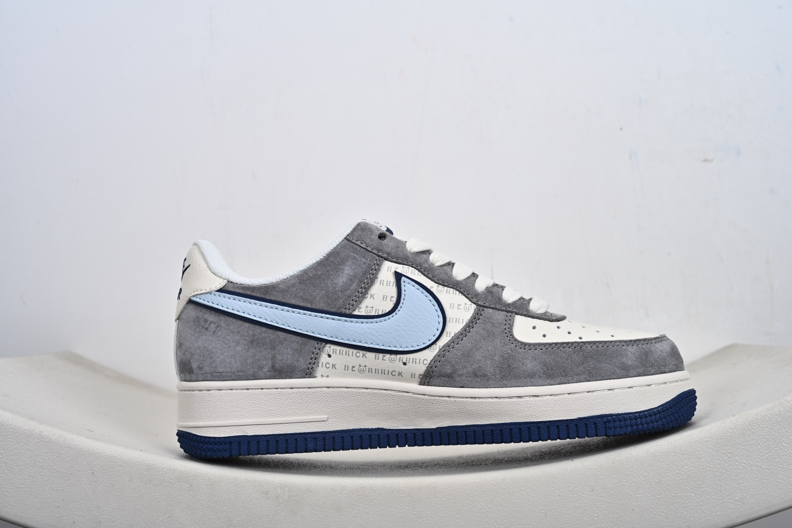 高端定制Nike Air Force 1 '07 Low “暴力熊联名------ 白蓝灰麂皮” 高端定制 低帮休闲板鞋 XD9314-610 高端定制Nike Air Force 1 '07 Low “暴力熊联名------ 白蓝灰麂皮” 高端定制 低帮休闲板鞋 XD9314-610