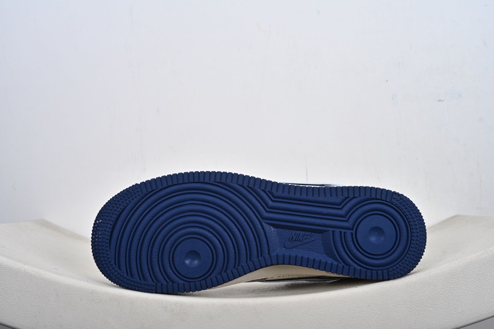 高端定制Nike Air Force 1 '07 Low “暴力熊联名------ 白蓝灰麂皮” 高端定制 低帮休闲板鞋 XD9314-610 高端定制Nike Air Force 1 '07 Low “暴力熊联名------ 白蓝灰麂皮” 高端定制 低帮休闲板鞋 XD9314-610