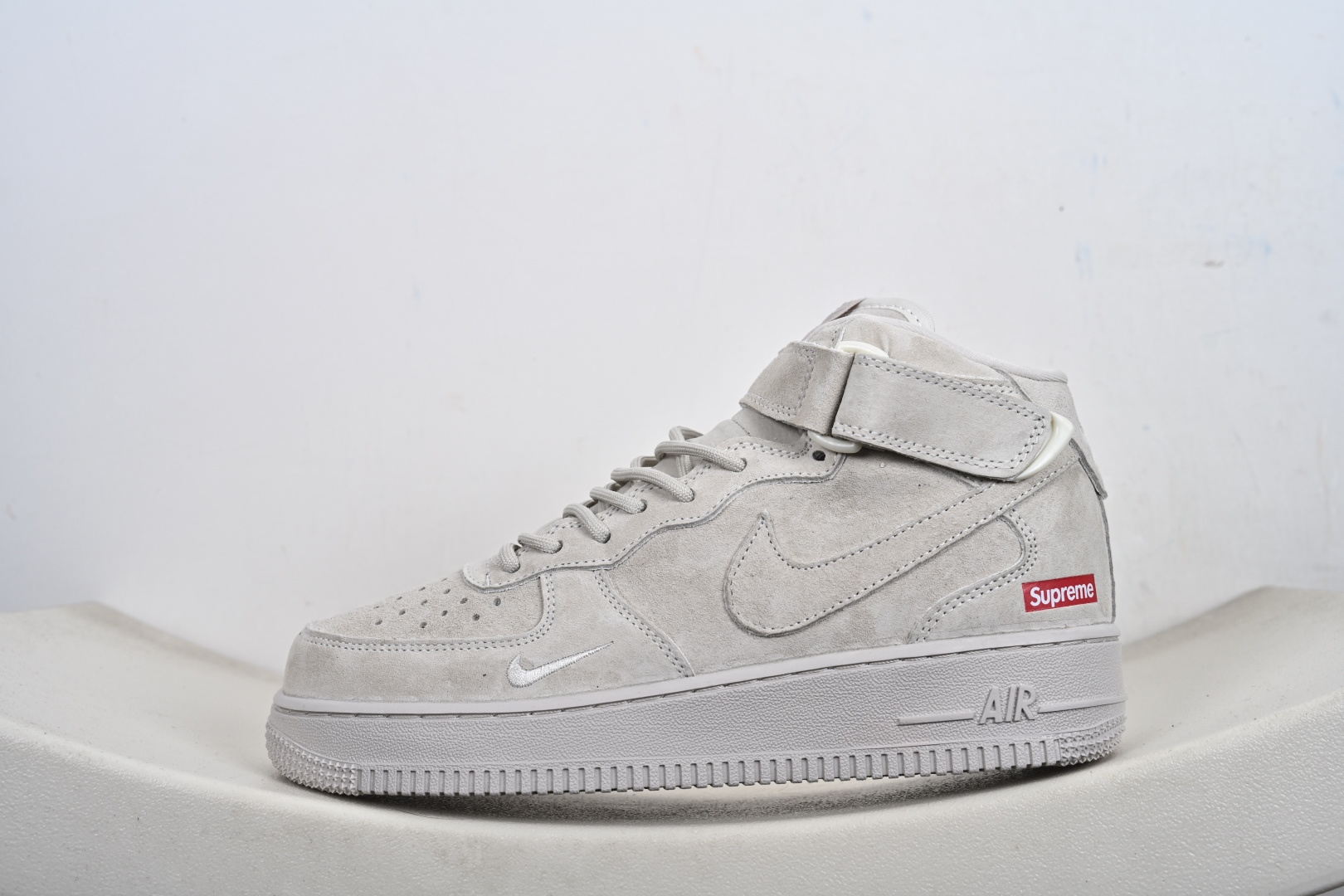定制版 街头典藏款文案（质感叙事风）浅灰麂皮的温柔暴击 是Supreme与Nike Air Force 1 Mid的联名浪漫 DV0788-001