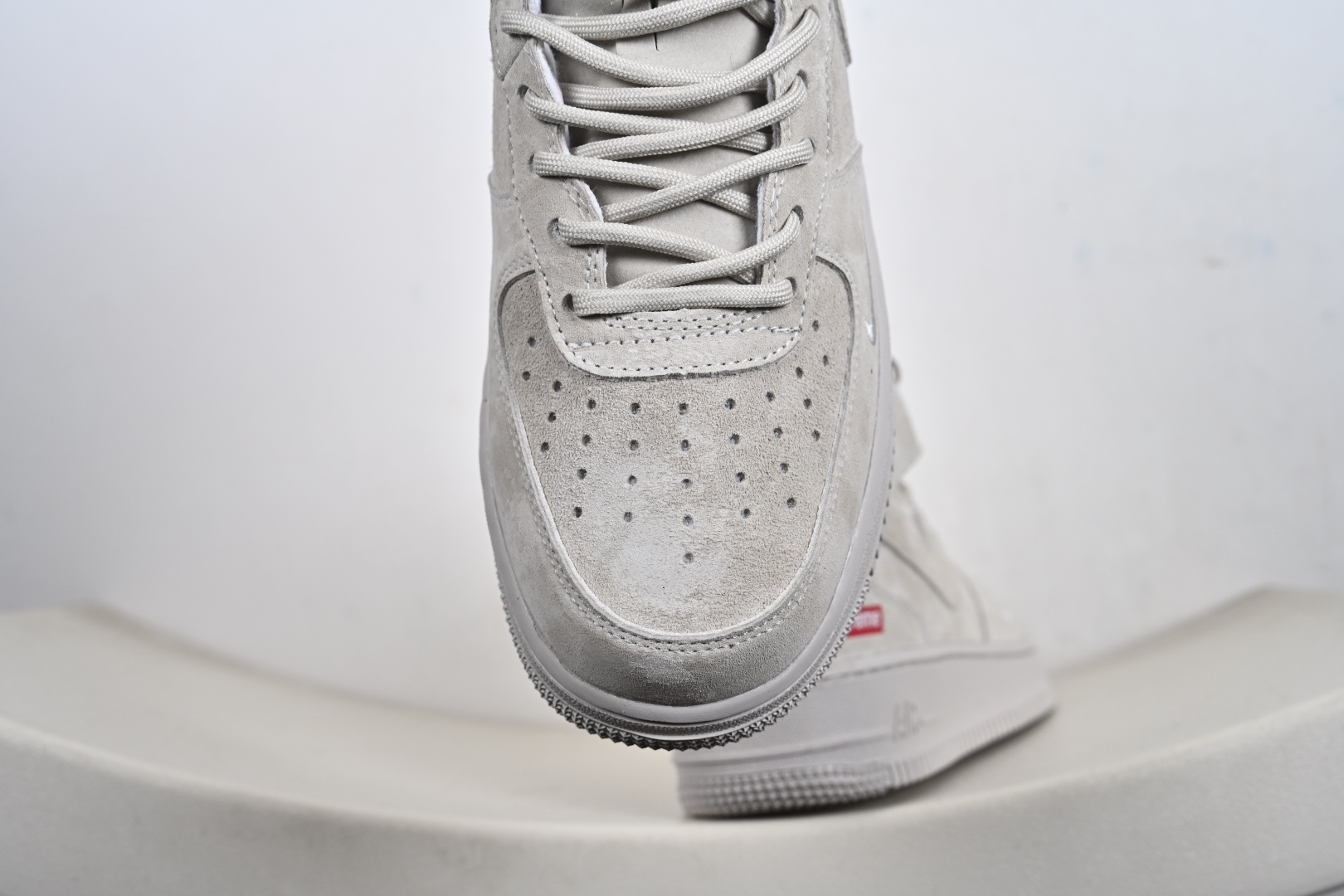 定制版 街头典藏款文案（质感叙事风）浅灰麂皮的温柔暴击 是Supreme与Nike Air Force 1 Mid的联名浪漫 DV0788-001