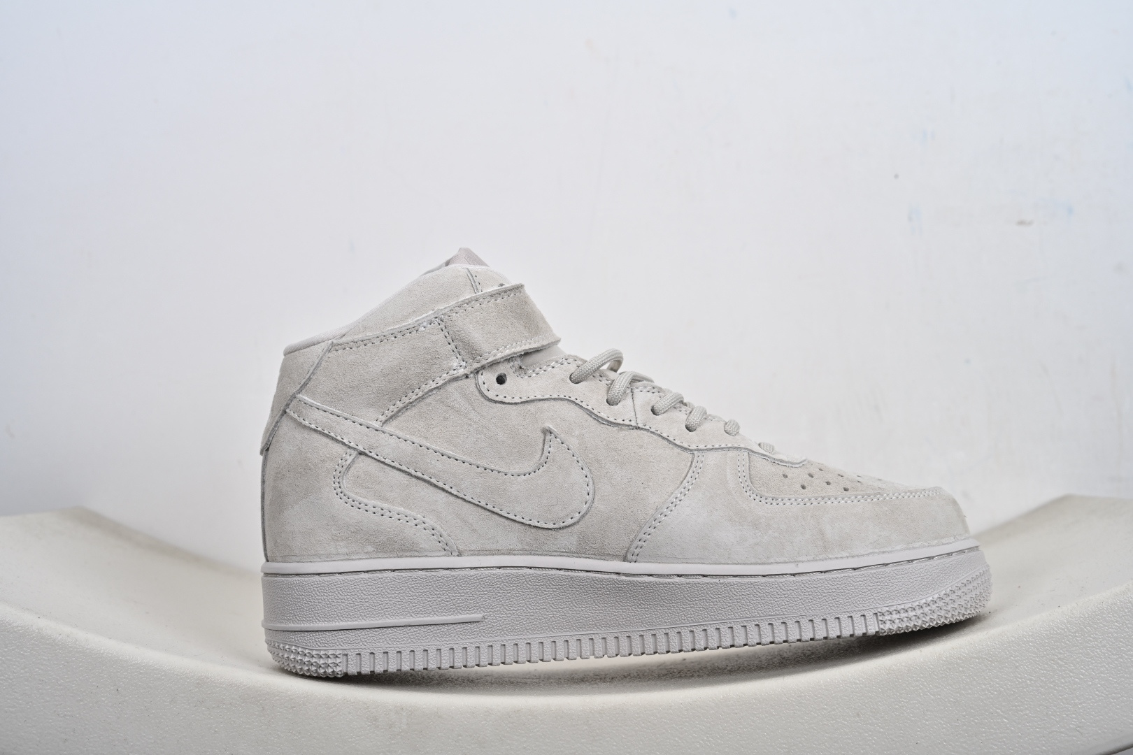 定制版 街头典藏款文案（质感叙事风）浅灰麂皮的温柔暴击 是Supreme与Nike Air Force 1 Mid的联名浪漫 DV0788-001