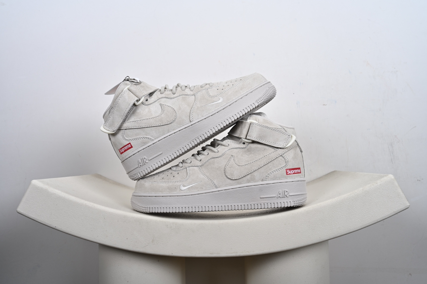 定制版 街头典藏款文案（质感叙事风）浅灰麂皮的温柔暴击 是Supreme与Nike Air Force 1 Mid的联名浪漫 DV0788-001